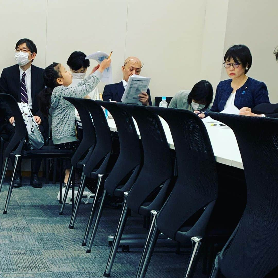 伊藤孝恵さんのインスタグラム写真 - (伊藤孝恵Instagram)「公益通報者保護法改正案の課題についてヒアリングしているメンバーの中に可愛いのがおる。  #uaゼンセン  #田村まみ  #と  #我が娘  #一斉休校  #一斉休校の過ごし方」3月4日 23時28分 - itotakae