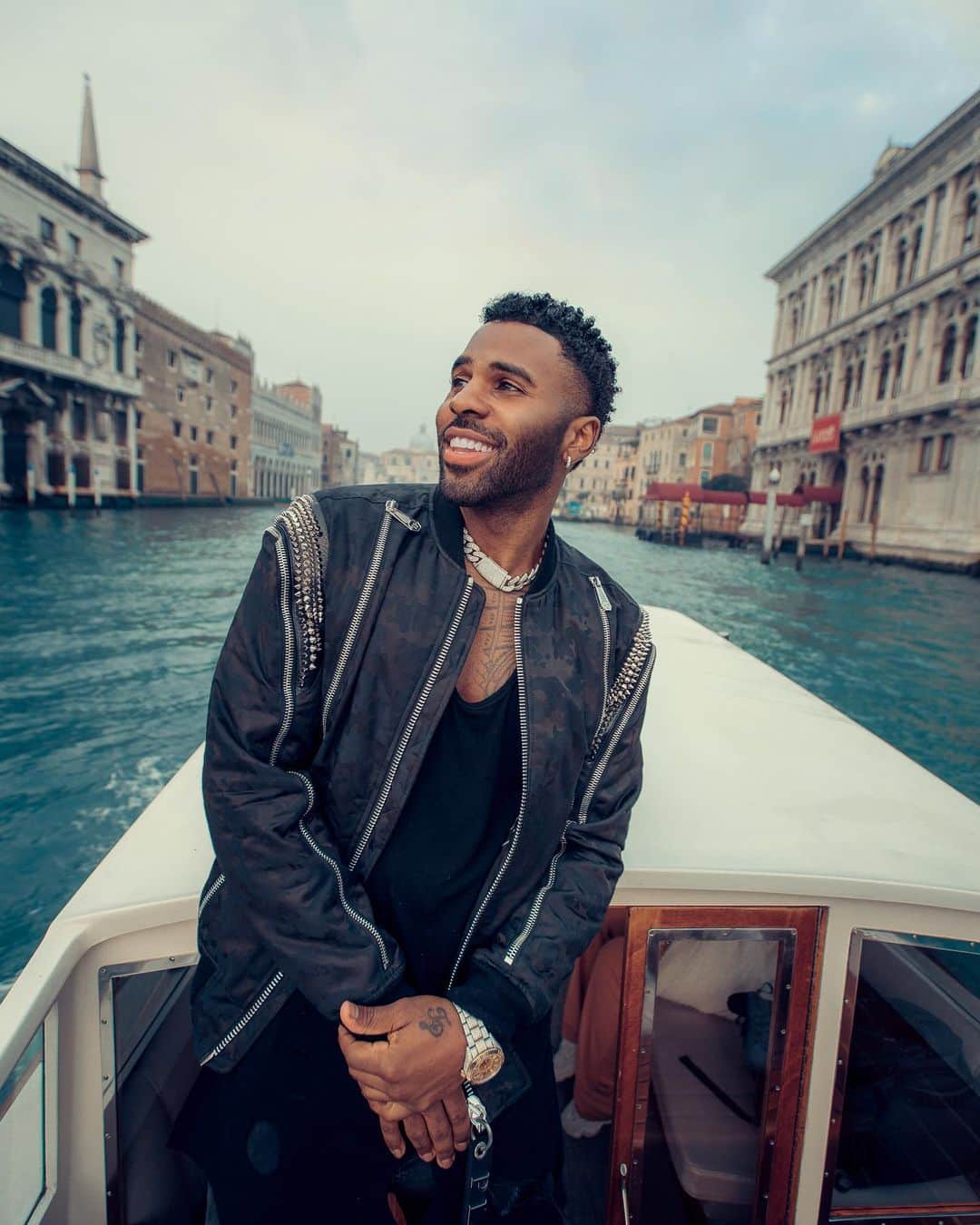 ジェイソン・デルーロのインスタグラム：「I’m in Venice Italy. Caption this」