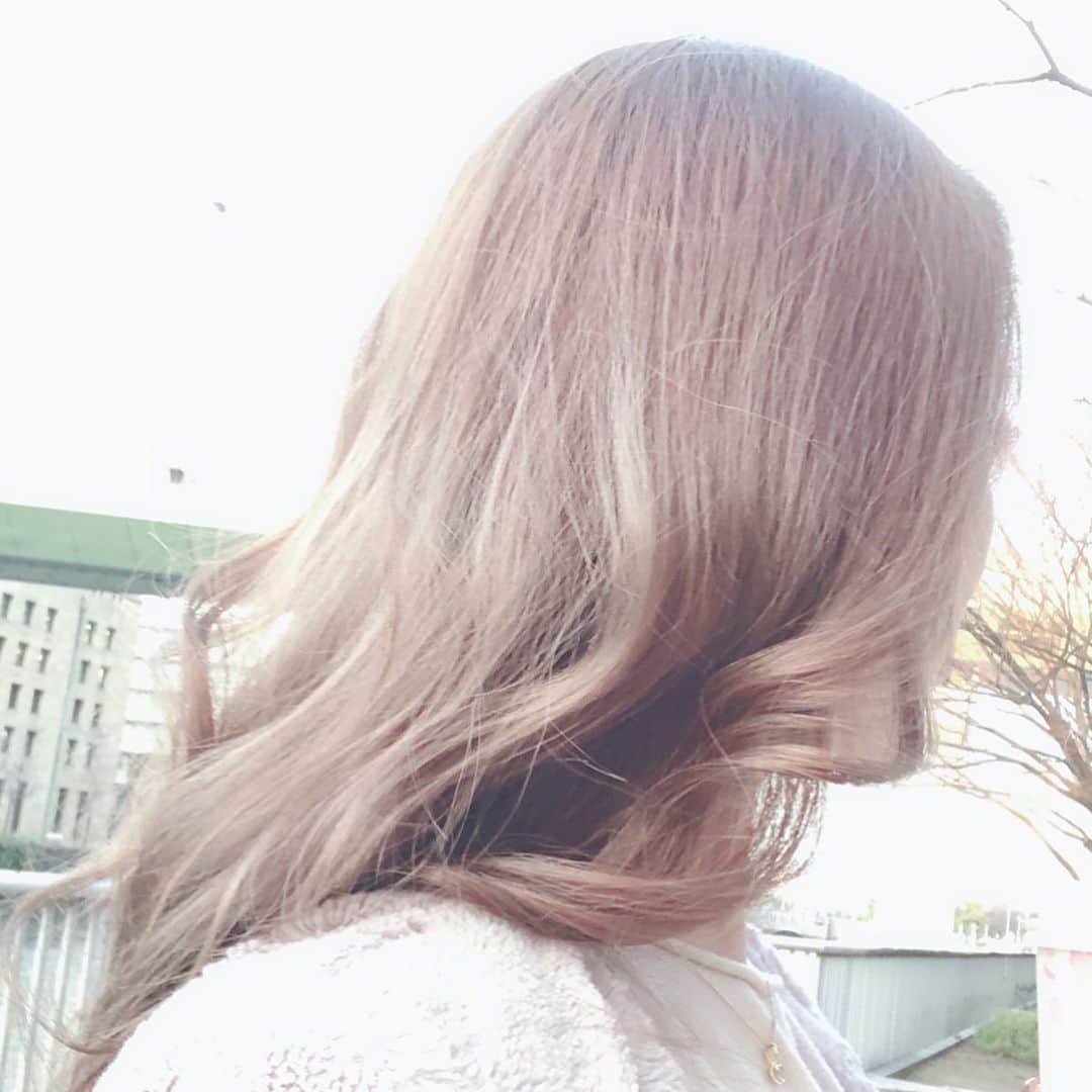 鈴木絢子さんのインスタグラム写真 - (鈴木絢子Instagram)「・ ・ 【髪色→春色カラー】 今年は#お花見 も自粛モードになるということで、、 せめて#スタバさくら で気分を上げたいと思います🌸✊　ちなみにいつも特大#ベンティサイズ w ・ そして髪色もネイルもリップも、春モードにチェンジ！ 髪は#イルミナカラー #ピンクベージュ にしてみました😊 ・ ジュエリーでも#ピンクゴールド が日本人の肌に合うように、hair colorもピンクベージュは馴染むのだそう🤗 ブリーチなしでも華やか色になりました🌸🌸 ・ ・ ・ #春色 #春色カラー #春色ネイル #春メイク #ピンク #桜色 #桜色ネイル #赤リップ #さくらミルクラテ #スタバ好き #美容家 #コーラルピンク #空 #春 #夕焼け #SAKURAシリーズ2020 #Starbucks #nail #haircolor #cosme #pink #💅」3月4日 23時39分 - ayako_suzuki810