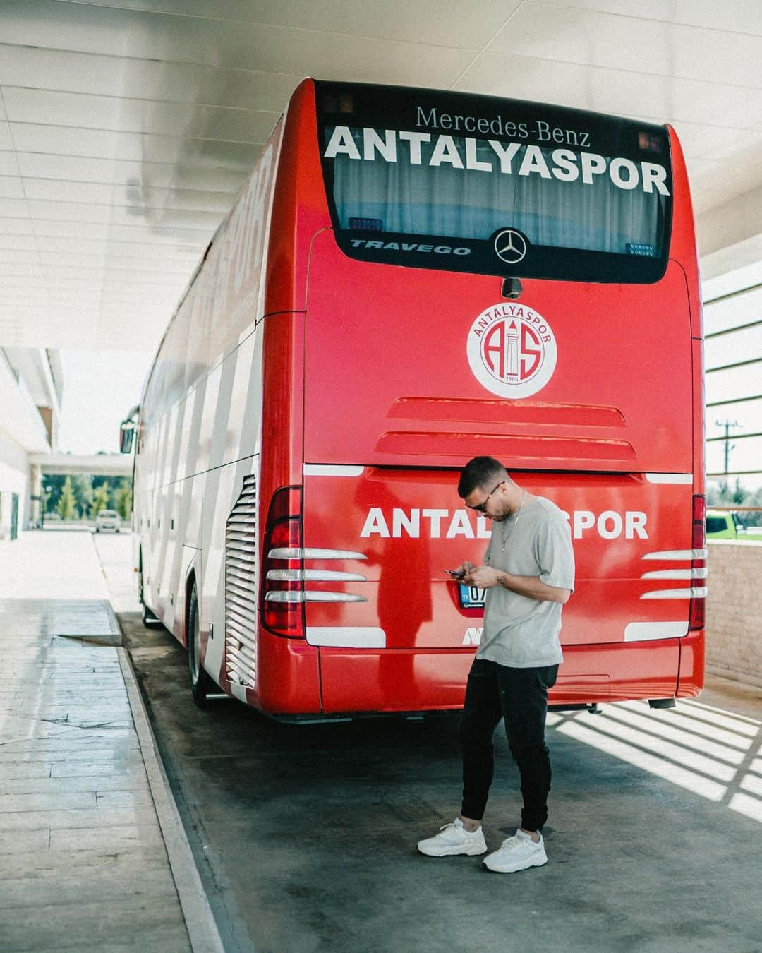 ルーカス・ポドルスキさんのインスタグラム写真 - (ルーカス・ポドルスキInstagram)「Are you ready for the game? MATCHDAY 🦂👊🏻 #poldi #ready #soccer」3月4日 23時47分 - lukaspodolski