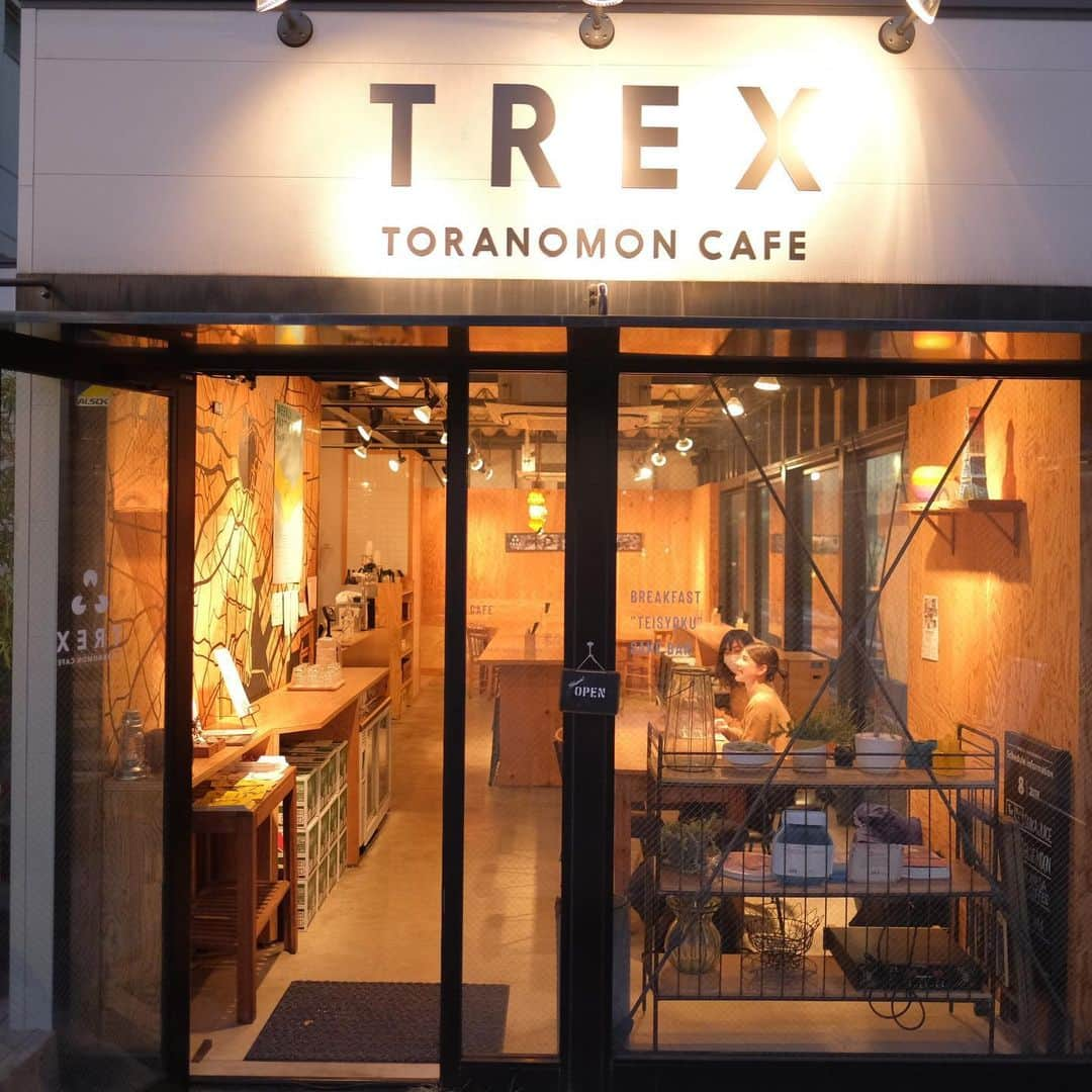 KitchHikeさんのインスタグラム写真 - (KitchHikeInstagram)「《TREX TORANOMON CAFE》　﻿ @虎ノ門駅から徒歩5分﻿ ﻿ 想像してみてください。炊きたてホカホカのご飯とお味噌汁、そしてボリューム満点の大皿料理を！🍚﻿ キッチハイクでしか楽しめない「夜ごはんセット」は、ワンドリンクが付いて2,000円👏﻿ 種類豊富なクラフトジンと日本酒も要チェックです！👀﻿ ﻿ 【おすすめメニュー】﻿ ・キッチハイク限定「夜ごはんセット」🍽️﻿ ・コーヴァル(爽やかな風味のクラフトジン！)🥃﻿ ・国産レモンのレモンサワー🍋﻿ ﻿ #trextoranomoncafe#トレックス虎ノ門#クラフトジン#クラフトジンが豊富なお店#日本酒#日本酒好きな人と繋がりたい#日本酒女子#日本酒好き#レモンサワー#飲酒タグラム#虎ノ門#虎ノ門グルメ#虎ノ門ヒルズ#たまごやき#夜定食#夜定食やってます#食べスタグラム#食べるの大好き#食べ歩き#食べるの好きな人と繋がりたい#おいしい#グルメ#グルメ好き#グルメ好きな人と繋がりたい#kitchhike#キッチハイク」3月4日 23時50分 - kitchhike