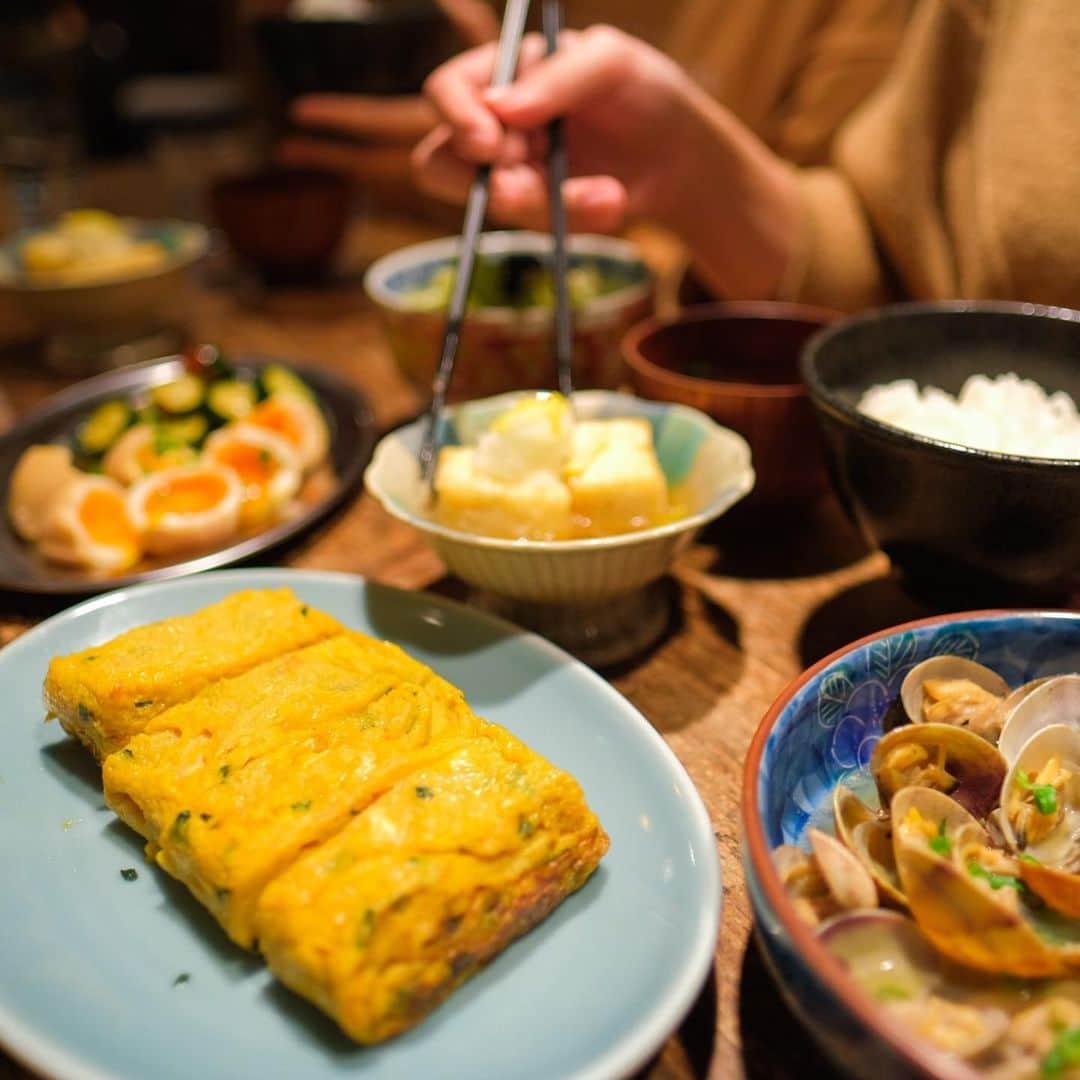 KitchHikeのインスタグラム：「《TREX TORANOMON CAFE》　﻿ @虎ノ門駅から徒歩5分﻿ ﻿ 想像してみてください。炊きたてホカホカのご飯とお味噌汁、そしてボリューム満点の大皿料理を！🍚﻿ キッチハイクでしか楽しめない「夜ごはんセット」は、ワンドリンクが付いて2,000円👏﻿ 種類豊富なクラフトジンと日本酒も要チェックです！👀﻿ ﻿ 【おすすめメニュー】﻿ ・キッチハイク限定「夜ごはんセット」🍽️﻿ ・コーヴァル(爽やかな風味のクラフトジン！)🥃﻿ ・国産レモンのレモンサワー🍋﻿ ﻿ #trextoranomoncafe#トレックス虎ノ門#クラフトジン#クラフトジンが豊富なお店#日本酒#日本酒好きな人と繋がりたい#日本酒女子#日本酒好き#レモンサワー#飲酒タグラム#虎ノ門#虎ノ門グルメ#虎ノ門ヒルズ#たまごやき#夜定食#夜定食やってます#食べスタグラム#食べるの大好き#食べ歩き#食べるの好きな人と繋がりたい#おいしい#グルメ#グルメ好き#グルメ好きな人と繋がりたい#kitchhike#キッチハイク」