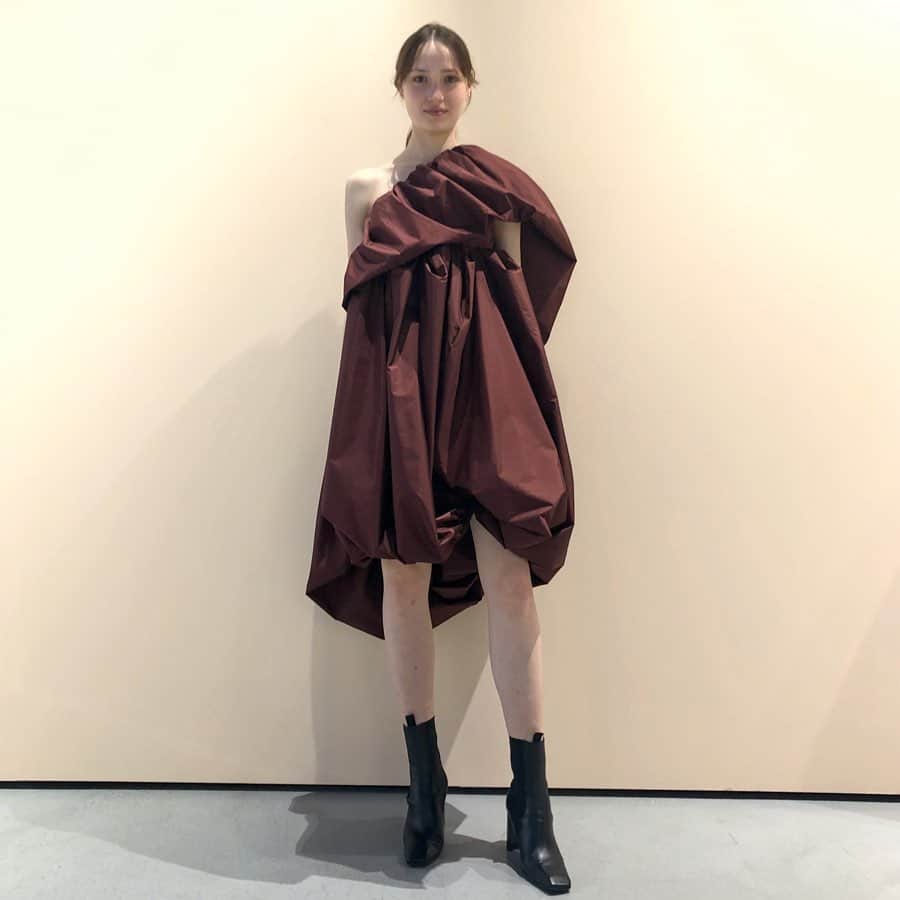 のインスタグラム：「#ninaricci #ニナリッチ をバイイング。 今シーズンはどこのブランドも素敵なブラウンがいっぱい。#🤎🤎🤎 @ninaricci  @iza_official #izastagram  #PFW #paris #parisfashionweek」