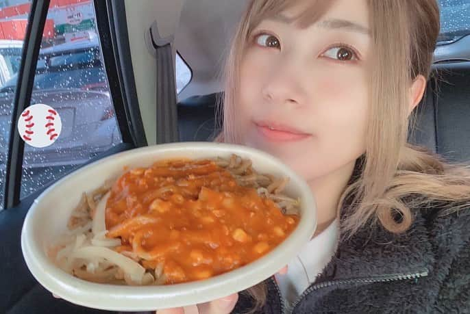 ホームランなみちさんのインスタグラム写真 - (ホームランなみちInstagram)「新潟名物『イタリアン』🍝 イタリアンは太めの蒸した中華麺をソースで炒め、その上にミートソースをかけたB級グルメ🍴 もっちもちのソース味の麺に、トマトの酸味と玉ねぎの甘さが引き立つソースとの相性にびっくり✨ もやしキャベツコーンの食感に加え、白生姜がアクセントになってもう止まらない👍 このボリュームで350円!!! コスパも最高なの😳 新潟に行ったら食べてみてね♥️ #イタリアン #新潟 #b級グルメ #みかづき」3月5日 0時11分 - nami_onpu_uta