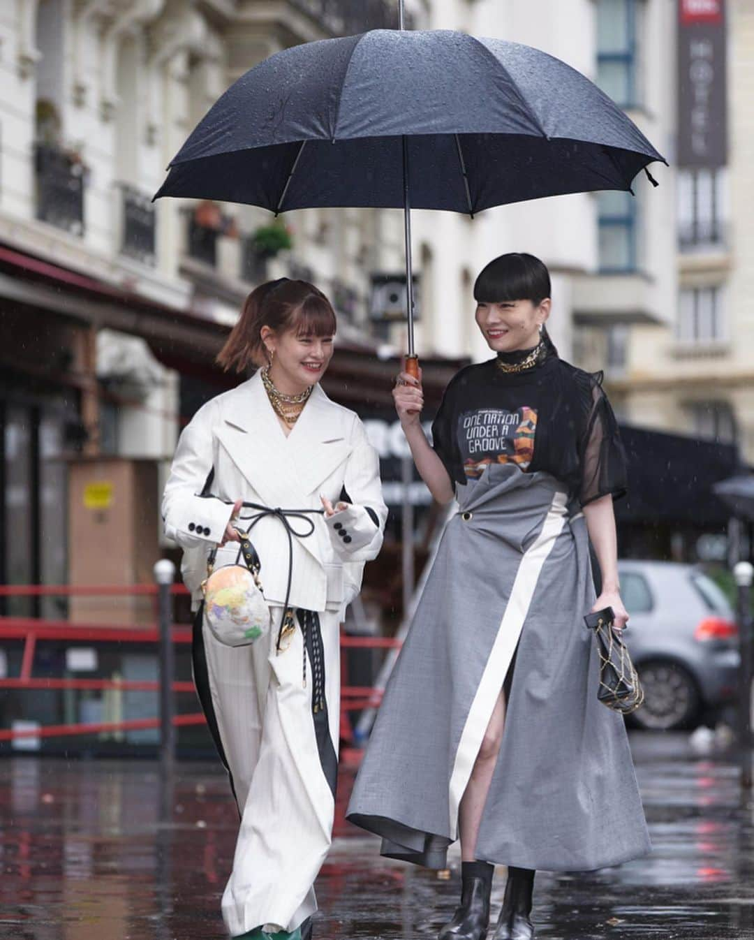 秋元梢さんのインスタグラム写真 - (秋元梢Instagram)「🖤🤍sacai girls💚🧡 Thank you as always Chitose san🙏🏻🙏🏻🙏🏻 #pfw #sacai」3月5日 0時13分 - akimoto_kozue