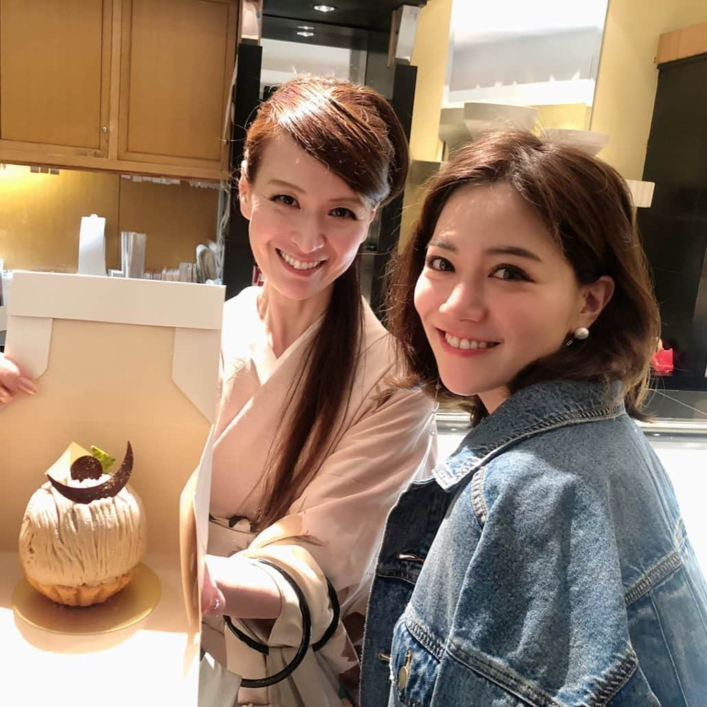 里井真由美さんのインスタグラム写真 - (里井真由美Instagram)「🇯🇵🌰 スーパーモンブラン2019 ・ ・ ホテルニューオータ二 内 「SATSUKI」が誇る「スーパー」シリーズです(モンブランは2020/2/29で販売終了) ・ ・ →2枚め断面) 熊本和栗と元祖くず餅「船橋屋」のくず餅乳酸菌が入った おいしさと健康を兼ね備えたモンブラン🌰🌰🌰 ・ ・ ど真ん中に配置された甘露煮もゴロンと丸々1個。迫力〜 ・ ・ 2007年の販売開始から、わたしの「断面モンブラン熱」に拍車をかけて下さった感謝のモンブラン🙏✨🌰 ・ ・ この構成は2月末まで販売されていました。2月下旬に、ちょうど @ri7tin1025 里奈ちゃんが、ガーデンラウンジの  #あまオータニ を食べにいらしてくれてたので、販売はもう終わってしまいましたが、記念にpost😆💓🌰 ・ ・ あと半年もすれば、2020年のスーパーモンブランに会える❗️そう考えると今年もあっという間に終わりそうな？笑 ・ ・ @hotelnewotanitokyo ・ ・ #スーパーモンブラン#モンブランの世界#栗#和栗#栗スイーツ#モンブラン#モンブラン巡り#和栗のモンブラン#フランス栗#里井真由美#なんぼのもんじゃい##さといいね#栗スイーツ#デパ地下#ホテルスイーツ#デパ地下スイーツ#ホテル#ありが糖運動#まゆログ#フードジャーナリスト里井真由美」3月5日 0時18分 - mayumi.satoi