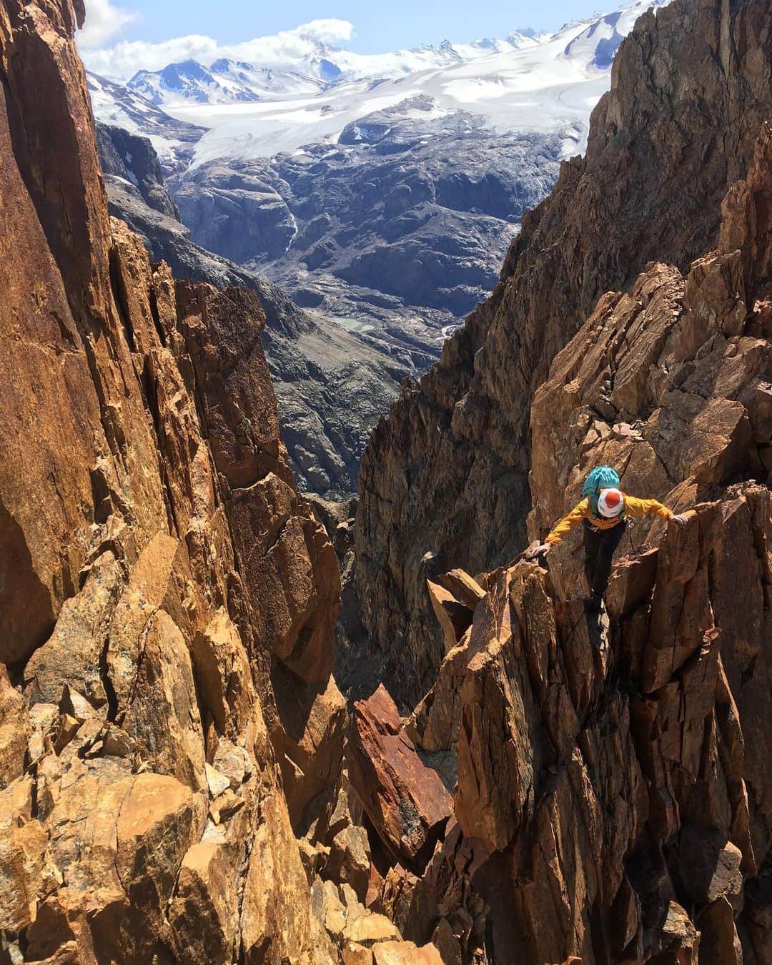 アレックス・オノルドのインスタグラム：「Here are a few pics from my last day of climbing in Patagonia with @colinhaley1 - we had to hike in to the mountains to collect some stashed gear and there was a marginal weather forecast but we figured we might as well be prepared to climb if conditions allowed. Thankfully, we got to climb a potentially unclimbed peak (Cerro Electrico Oeste) and follow the ridge up to the summit of Guillaumet. We mostly free soloed together due to the easy climbing and chossy rock (mostly 5.4 up to maybe a little 5.8??) but roped up for the more serious climbing on Guillaumet. Pretty awesome last day in the mountains. I kept track of stats again - 20mi of hiking and 9k ft of vert just to climb a minor new peak and one of the smallest of the range. The scale in Patagonia always inspires... Thanks so much to @colinhaley1 for a great month in the mountains. I got to summit 8 peaks during my 4 week trip, which feels pretty good given the fickle weather.」