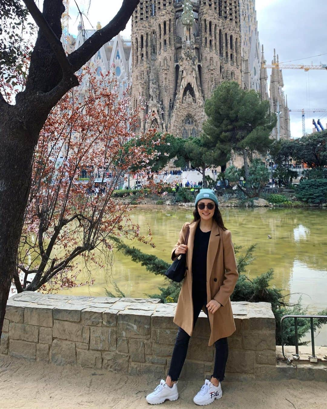 アナスタシア・オルソンのインスタグラム：「Spring has sprung in Barcelona 🌿🌸」