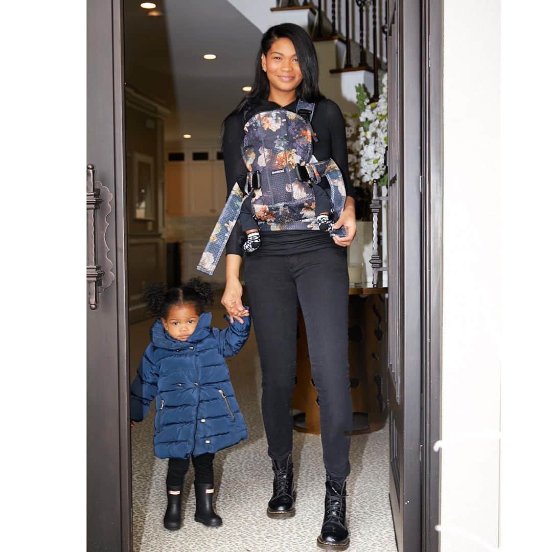 シャネル・イマンのインスタグラム：「Taking my daughters to the park. I’m love my new baby carrier. Thank you @babybjorn for this limited addition floral print collection 🙏🏽」