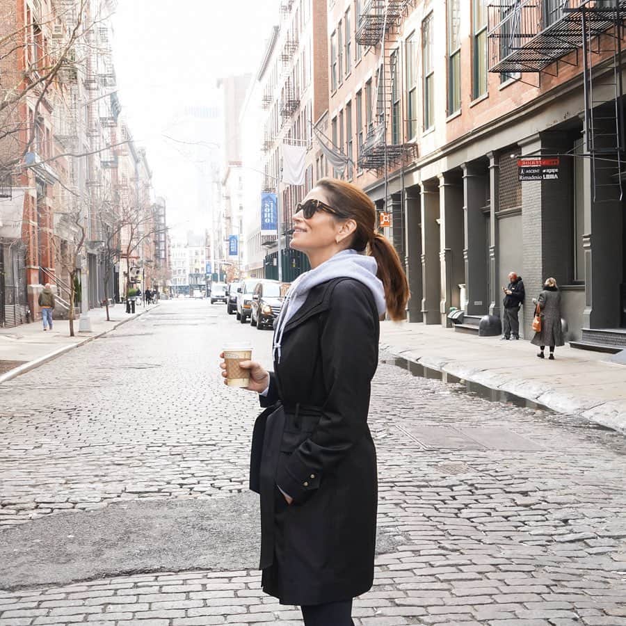 シンディ・クロフォードさんのインスタグラム写真 - (シンディ・クロフォードInstagram)「Early morning coffee. Running around NYC with @jonesnewyork...」3月5日 0時40分 - cindycrawford