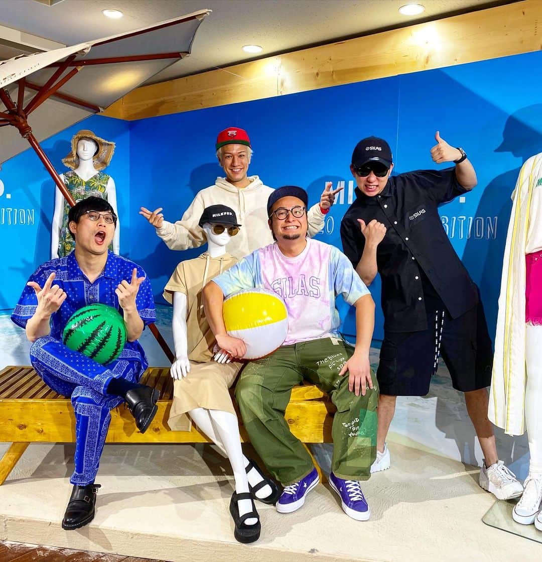 石山大輔のインスタグラム：「今回は#silasandmaria #milkfed展示会へ行かせて頂きました！！ 照屋さんいつもありがとうございます。  僕は先輩後輩とそこまで付き合いがなく12年やってきましたが、珍しい弟分のシングルと。 何故か他事務所なのに良い後輩をしてくれるきつねの大津です。  またタイダイが増えそうです！　 アントニー曰く、僕はギリギリですけどマリファナやってそうなファッションらしいです。  でも、照屋さんが隣にいてくれるとカモフラージュしてくれるので嬉しいです（笑）好きな服を着るって普通に当たり前のことだけど、意外と出来なかったりするんですよね。 照屋さんいつもありがとうございます。  コロナの影響で劇場が中止になりまして、そこでご飯を食べていた全芸人が困り果てています。今回の件で色々と考えてみたのですが、やはり芸人はネットやTV以前に、本当にお金を稼ぐ時は接触しないといけないということです。  舞台の空間もそう、出張してイベントに行ってもそう、目の前の誰かを相手にしてお金を頂くということを改めて考えました。 災害の時もそうですが、当たり前の日常が過ごせていない時に娯楽は必要なのか！？　という問題ですね。  単独ライブを1年半振りに幕張でやることになりました。今は目の前にある出来る事。ネタ作りです。  何者でもなかった時のようにバイトを探し、ネタをファミレスで考える日々です。  皆様も健康第一で。もし、心に余裕が出来ていたら4月の単独お待ちしております。  新ネタが徐々に仕上がりつつあります。  今回のYouTubeで『ツェ』というネタを挙げました。単独のイメージが掴みやすいかと思います。是非です。  #バンビーノチャンネル  レコーディングに必要な音は『1音』 そんな細かいこだわりのある演出家に悪戦苦闘する劇団員。 台詞が決まりきっていないからこそ出来るコントです。 「ツェ」 youtu.be/nZ4xXx1pOiA  コロナの状況によりますが、泥だんご教室もあるかも！？です。  #silasandmaria  #milkfed  #田中シングル #きつね大津  #幕張単独 #conteworkers #芸人 #バンビーノ」