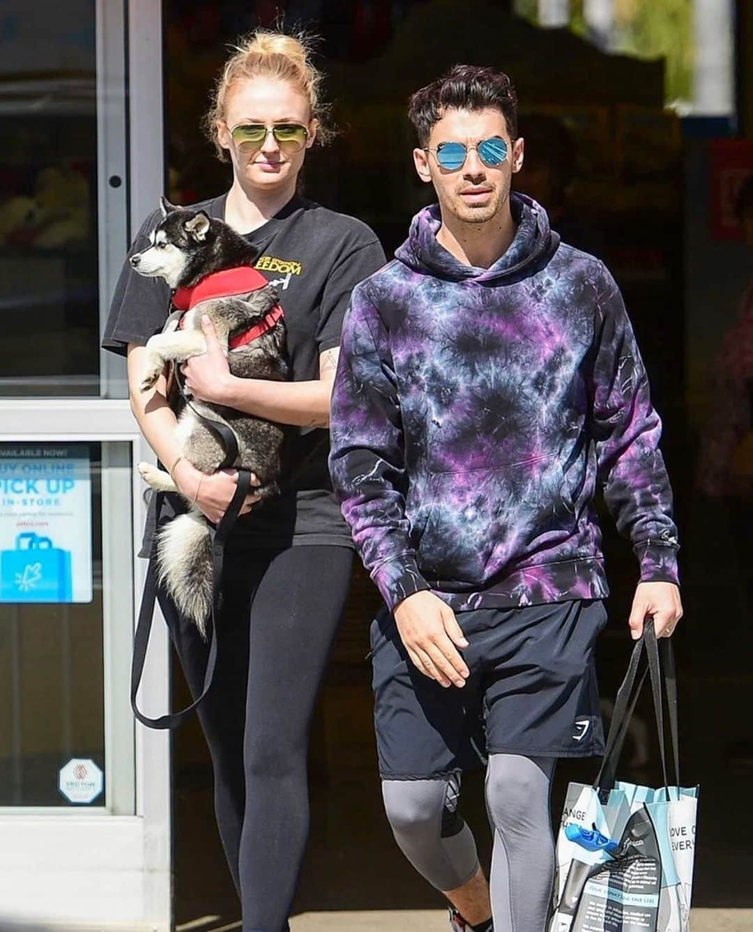 オバディア&サンズのインスタグラム：「@joejonas in the Marbled Fleece Hoodie.」