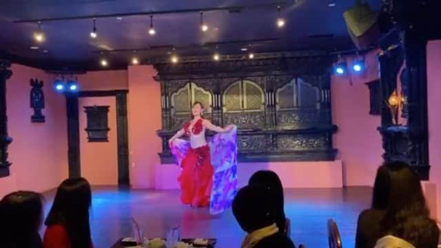 のインスタグラム：「ちょっとだけ見せちゃう〜🤗❤️ ・ #bellydance #bellydancer #polina #bellydancecostume #veil #tamiil #sexy #restaurantshow #mandir #ベリーダンス #マンディール #💋」