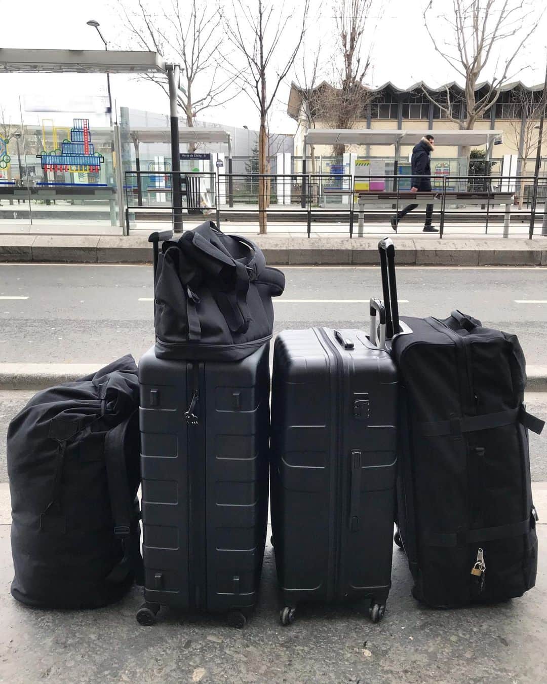 倉岡晋也のインスタグラム：「Luggage ✔︎ Not easy stylist life MUJIのスーツケースの一番でかいやつ、軽いし丈夫で最高〜 何回もお店行っては、大きすぎるかなー？ なんてママゴトやってたけど、全然余裕でコレ一本 正解って感じでした　ははは 鍵ソッコーで無くしたけど(問題) あと同じMUJIで持ち手に付けられて、サイズ調整もできるトートリュックと中田商店の巨大なバックパックね(これあれば、次のバックパッカー旅行にも最強) 無印と中田商店愛してます！ #スタイリスト #倉岡日記 世のスタイリストさんお疲れ様ですって言いそう」