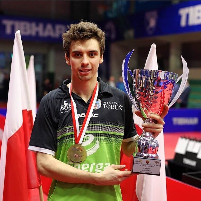 ヤクブ・ディヤスのインスタグラム：「🏆🏆 tytuł Mistrza Polski🏓 zabieram do domu💪🥇Chciałem bardzo podziękować wszystkim osobom które mnie wspierały i trzymały za mnie🤞✊W szczególności mojej żonie🤰🏻 @golota_dyjas_marta za to ze zawsze jest przy mnie i wspiera mnie w każdym momencie mojego życia😘❤️❤️. Chciałbym podziękować także mojemu psychologowi sportowemu @kamiltomaszuk z którym pracuje od 2 lat nad częścią mentalną🤯😁Wszystkim trenerom z którymi współpracuje na codzień oraz mojemu sponsorowi @donictabletennis za lata współpracy 👍🙏 #team100 #donictabletennis #nationalchampionships  @team100pfn  @ttfliebherrochsenhausen」