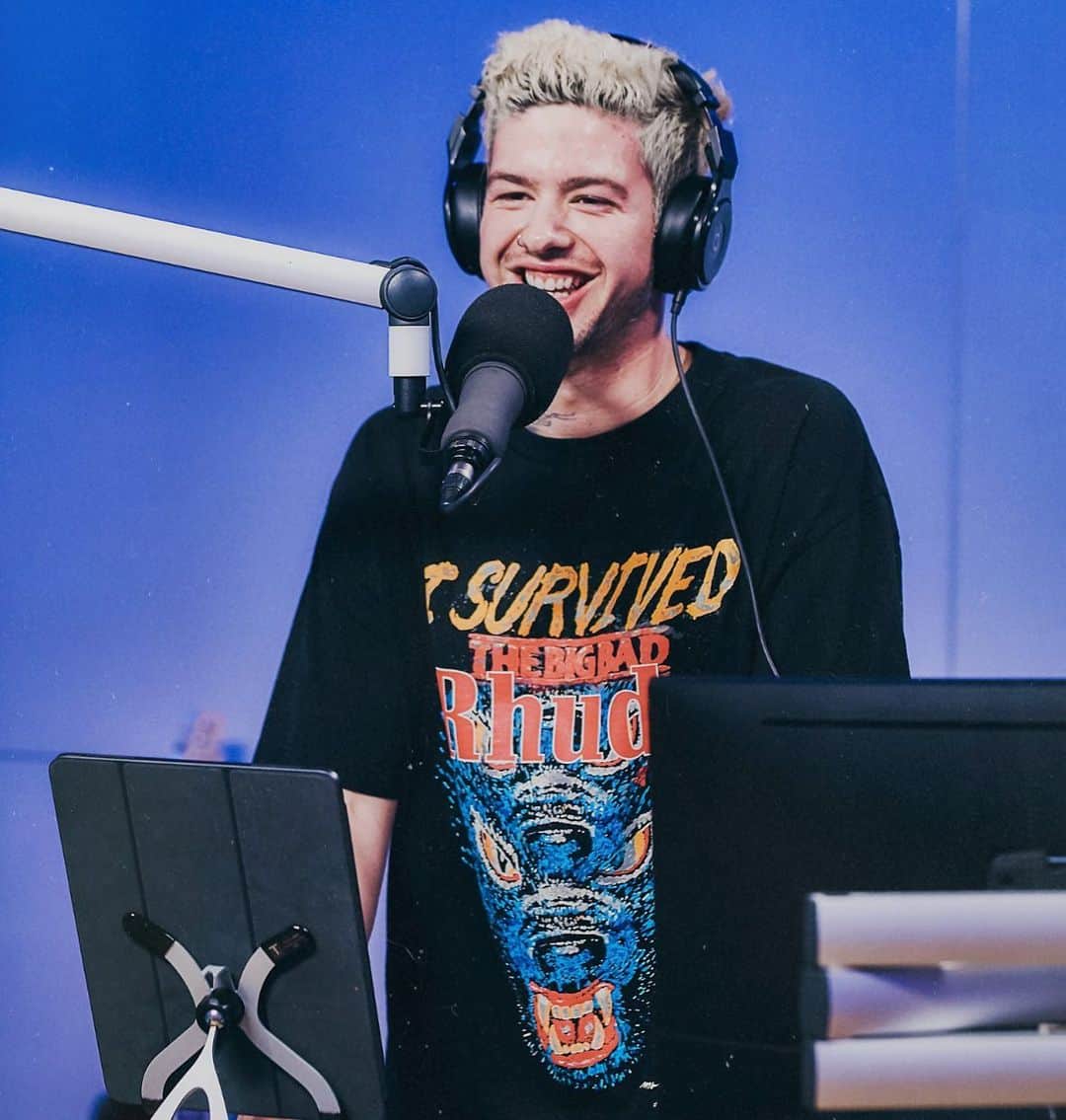T・ミルズのインスタグラム：「Love/hate relationship with this app lately. It’s become this artificial highlight reel, and we’ve all fed into it.⁣ ⁣ Life can be tough, struggle is normal, that’s what makes the “highlights” worth it. Found myself genuinely smiling on my show the other day, and that to me is worth sharing.」