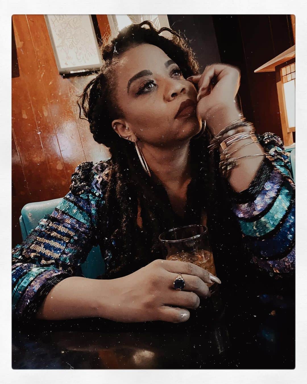 のインスタグラム：「It’s WHISKEY...SCOTCH if you’re nasty...🥃 (and no I’m not in a bar this mornin’) HOW do you FEEL TODAY??? WHAT are you doing TODAY??? • • • 📸 @sylmac #whiskeygram #theverygirl #whatislife #womenwithsoul  #divebar」