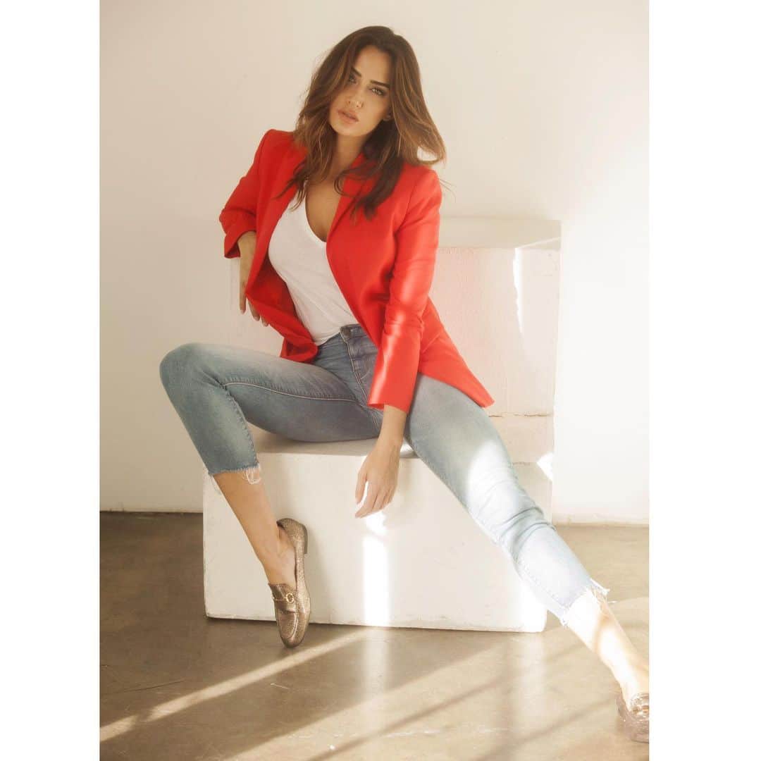 ドナ・フェルドマンのインスタグラム：「#popofcolor to brighten up the mood #springfashion @revolve  @lacademie_  @hudsonjeans @strawhat_productions」