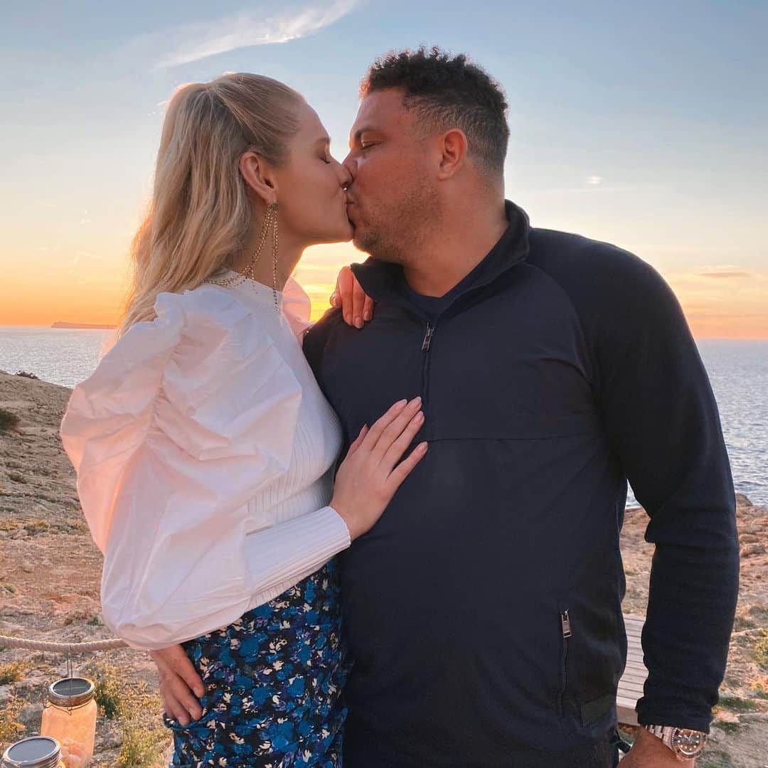 ロナウドのインスタグラム：「Hoje o dia e dela @celinalocks e comemorando com amigos en ibiza! Saude e toda felicidade do mundo pra vc! Te amo. ❤️❤️❤️❤️❤️❤️❤️」