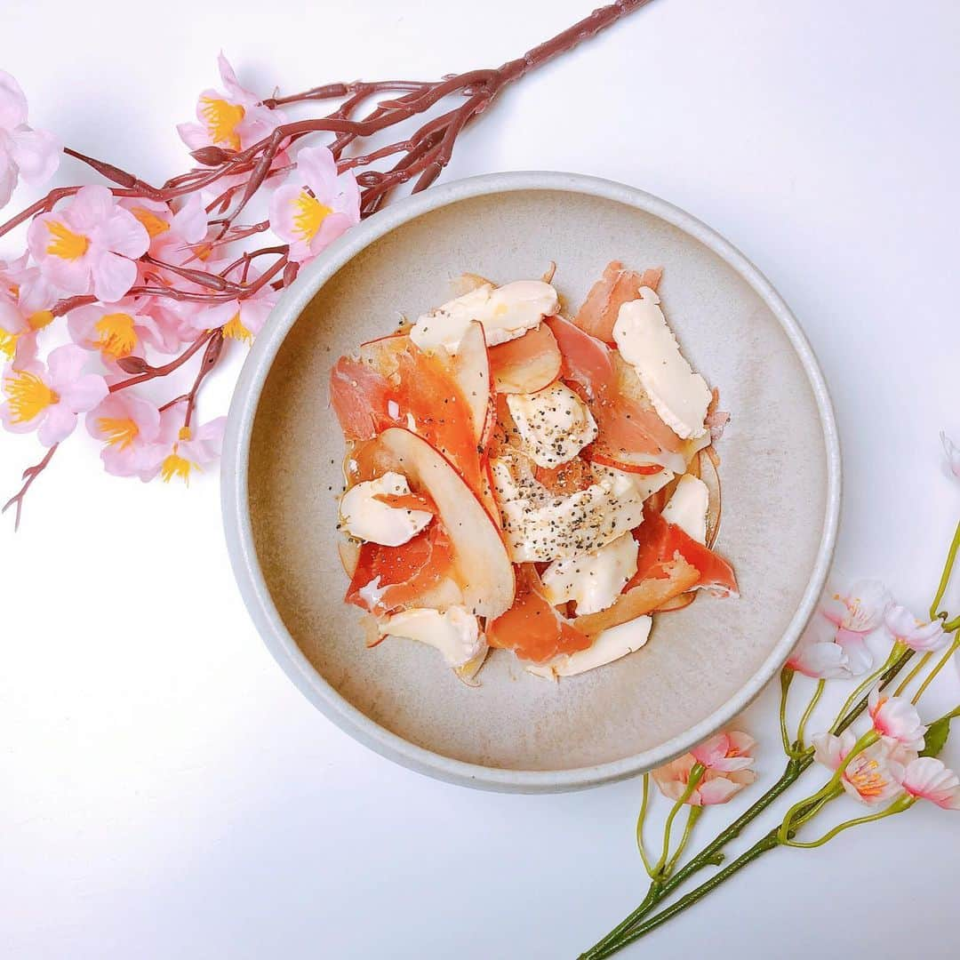 二宮歩美のインスタグラム：「『Cheese,dry-cured ham & apple salad🍎』 --------- 『チーズと生ハムのリンゴサラダ』 --------- I wanted using new tableware quickly so I developed new recipe to match it🌸 --------- すぐに新しい器を使いたかったのでこの器に合う新しいレシピを開発しちゃったっ❤️ --------- It is very simple & easy but really delicious this recipe🍏 --------- とってもシンプルで簡単だけれど凄く美味しいの✨ --------- Only 5minute⏰ Ingredients ・Apple 1/2 ・Cheese Appropriate amount ・dry-cured ham Appropriate amount ・Olive oil Appropriate amount ・Black pepper Appropriate amount  How to make... 1 Slice an apple. 2 Cut a some cheese & dry-cured ham to your prefer size. 3 Mix of all with olive oil. 4 Add black pepper.  That all. Complete!! --------- たった5分⏰ 材料 ・りんご 1/2 ・チーズ 適量 ・生ハム 適量 ・オリーブオイル 適量 ・粗挽き胡椒 適量  作り方 1 りんごをスライスする。 2 チーズと生ハムを好きなサイズに切る。 3 全てをオリーブオイルで混ぜる。 4 粗挽き胡椒を乗せる。  それだけ！ 完成！！！ --------- Try with different types of dry-cured ham&cheese🧀  You will surely find your favorite combination❤️ --------- 色々な種類の生ハムとチーズで試してみて下さいな🐖 必ずあなたのお気に入りの組み合わせが見つかるはず❤️ #二宮歩美 #料理研究家 #リンゴサラダ #リンゴレシピ #英語レシピ #春の器 #小林徹也 #ハンガリアングラス」