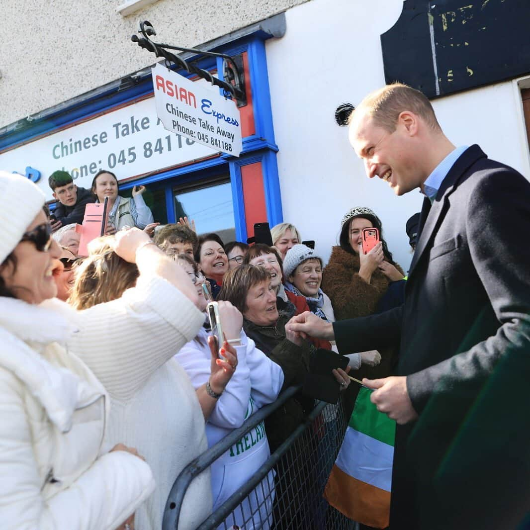 ウィリアム（ケンブリッジ公）さんのインスタグラム写真 - (ウィリアム（ケンブリッジ公）Instagram)「Today The Duke and Duchess of Cambridge have been learning about organisations working in Ireland to support and empower young people, and about the country’s conservation initiatives and efforts to protect its environment, with a particular focus on sustainable farming and marine conservation.  1-2. At @Jigsaw_YMH, The Duke and Duchess met young people helped by the free mental support service, before joining a conversation with parents, carers and teachers on the impact of Jigsaw’s services within their communities.  3-4. With young people supported by the charity Extern a range of activities that equip those at Savannah House with key life skills, including meal planning and cooking, and joining them for a game of table tennis – see our story for more!  5-6. On @Teagasc Research Farm in County Meath they heard more about the farm’s pioneering research to promote sustainable farming across the country, before speaking to farmers who have implemented the research into their own practices – and joined local schoolchildren visiting the farm for an educational session on the environment, nutrition and food production.  7. Finally, at the spectacular Howth Cliff, The Duke and Duchess joined representatives from the Marine Institute to talk about their innovating work across Ireland – before taking in sweeping views of the Irish coastline.  8-9. Thank you to everyone that came out to greet The Duke and Duchess today!  #RoyalVisitIreland」3月5日 3時43分 - princeandprincessofwales