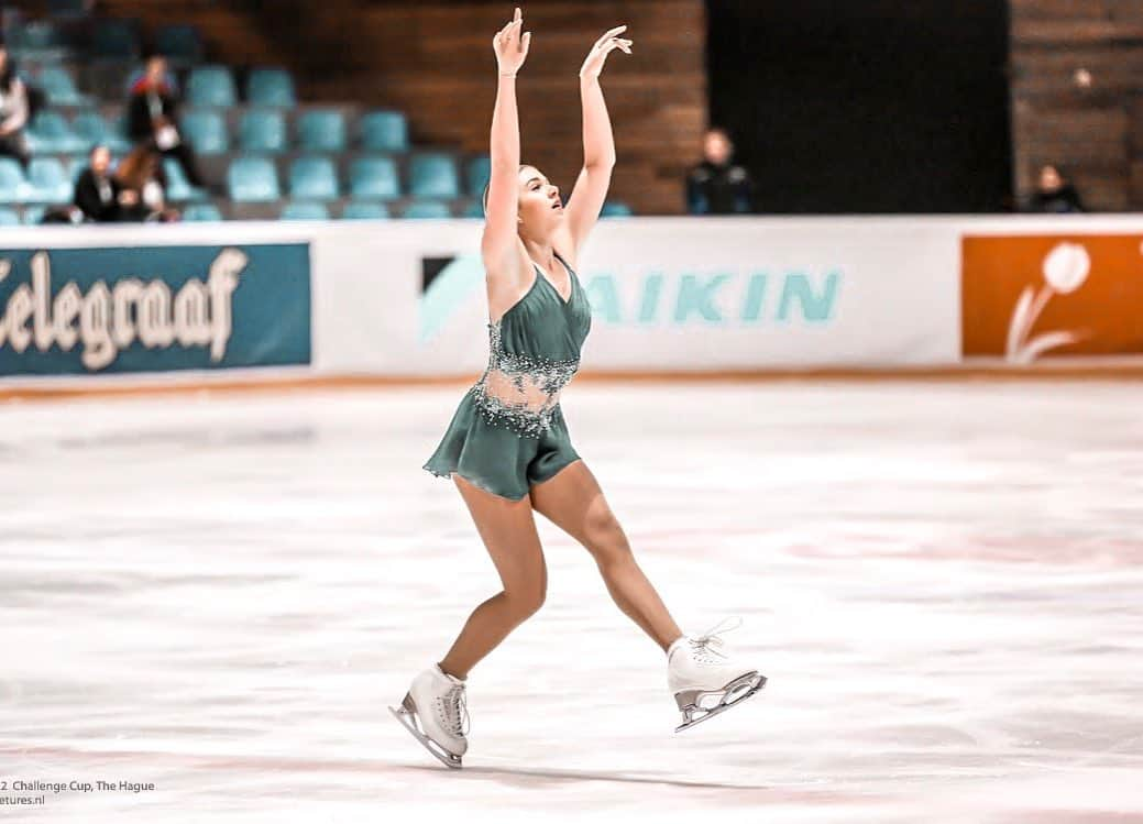 ニキ・ヴォリーズのインスタグラム：「Step by step, glide by glide. Keep the focus and believe. Feel the drive and passion, be you and no one will effect you. #upagain #challengecup #happy #focus #figureskating #inthemoment #skate #free #stepbystep #trust #bestteam #dutch」