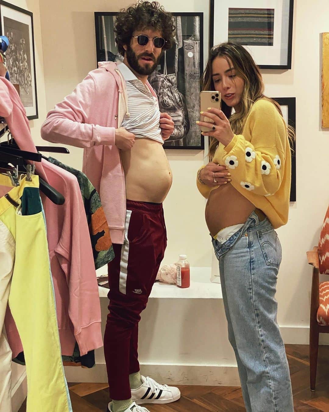 クロエ・ベネットのインスタグラム：「Hey so one my bff’s Dave has his show (appropriately called “Dave”) premiering tonight. Most of you know him as lil dicky. But for me he’s just my davieeeee. He is the funniest, most neurotic, magical, observant, kind, most bizzare little bug in the whole wide world, and I’m so fucking excited for everyone to get to know him the way I have throughout the years. We both share a love of dairy. And we ALSO both have serious indigestion problems, and should never ever eat dairy. That has nothing to do with the show, but it does have everything to do with the severe bloating in the picture. So I thought I’d throw that in here. Anyway I digress, the point is, I love this man. And I love his show. It’s so so so fucking good. There’s nothing this guy can’t do (except eat dairy) and this is just the beginning. Please go watch. Tonight on FX! And on Hulu tomorrow? I don’t know, I might’ve just made that up? Whatever, It’s on, you’ll find it. 🥰💩🐒🐛🦋🌈✨⚡️」