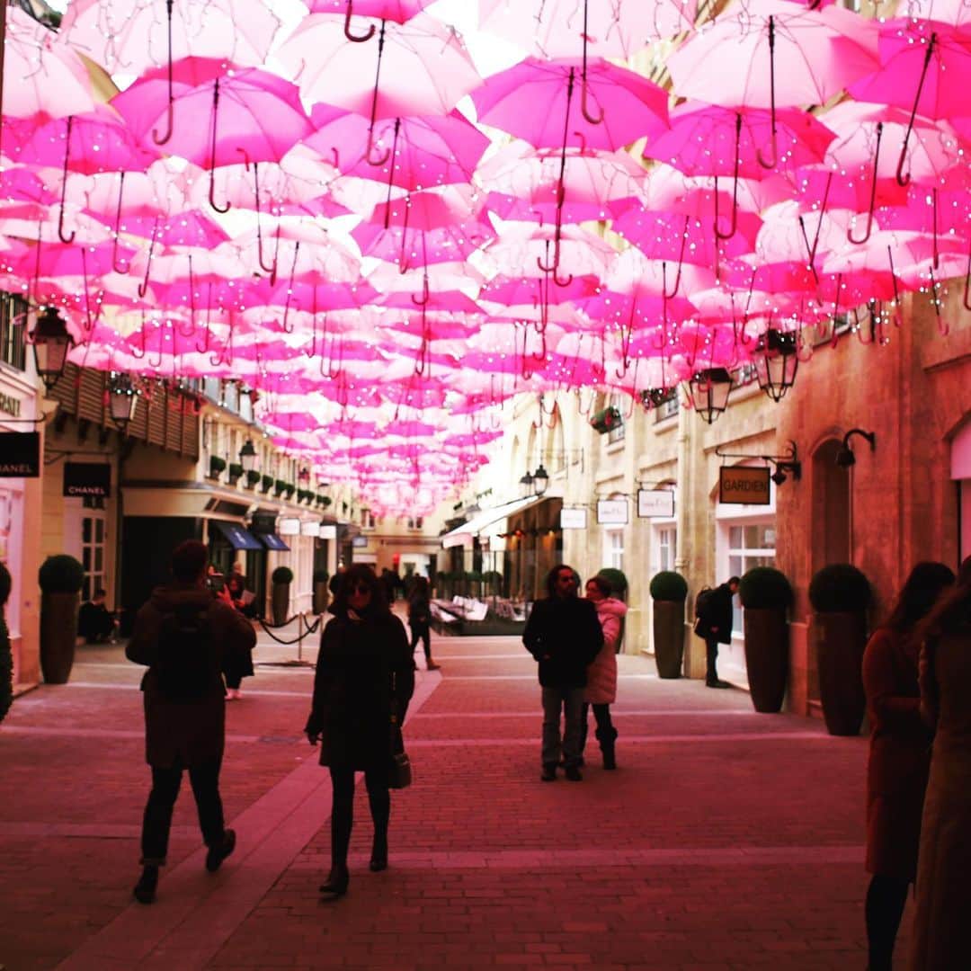 mukuさんのインスタグラム写真 - (mukuInstagram)「. 今回はピンクの傘でした 僕はいつも理由は知らずに傘の下を通っておりましたが、パリのマドレーヌ寺院すぐそばにあるパッサージュ　Le Village Royal アンブレラ・スカイ・プロジェクトだそうです なんかやっぱり楽しくなりますよ🎵 . #アンブレラスカイ  #今年はピンク #流行色ピンク #muku #パリの街並み」3月5日 5時08分 - muku_monterosa