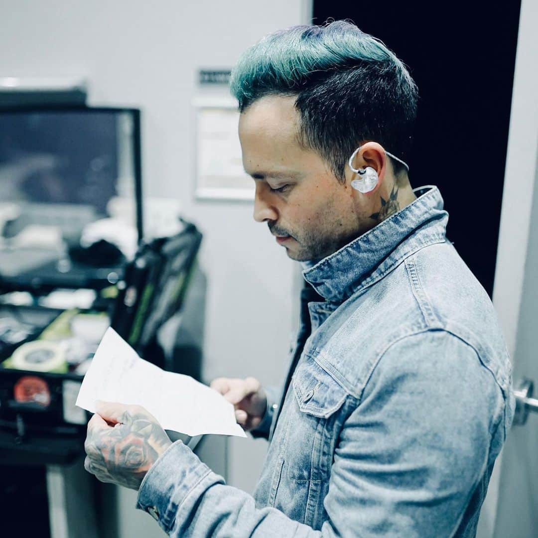 ニック・マーティンのインスタグラム：「An appreciation post + upcoming tour update. The amount of love & support we get from you guys can never be put into words as far as how much it means to us. It continues to motivate & drive us as a band and as individuals. I just came across this photo that @awesomedon took of me reading a note from a fan just before going onstage. It means the world to us; reading your letters inspire me & I just wanted to thank you guys for that. It makes tour that much more special. Again, thank you. - Quick update on the upcoming tour w/ @theamityaffliction @strayfromthepath @unitytx - The LA show is SOLD OUT & there’s low ticket warnings in a few cities, at the moment. Tour starts next month! Ahhh! Who will I be seeing on this upcoming tour?」