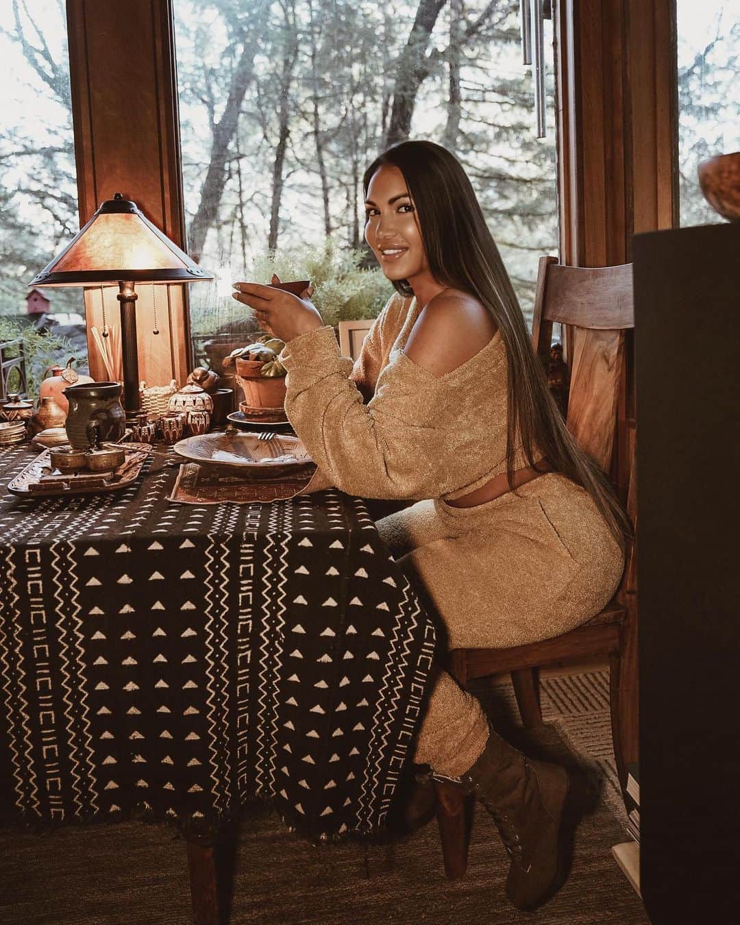 Aylen Aのインスタグラム：「@fashionnova ..Happy times in the forest 🌳 family, food, trees, and animals. 🦌🦅 fashionnovapartner _ Search: “Cool N' Cozy Pant Set - Mustard”」