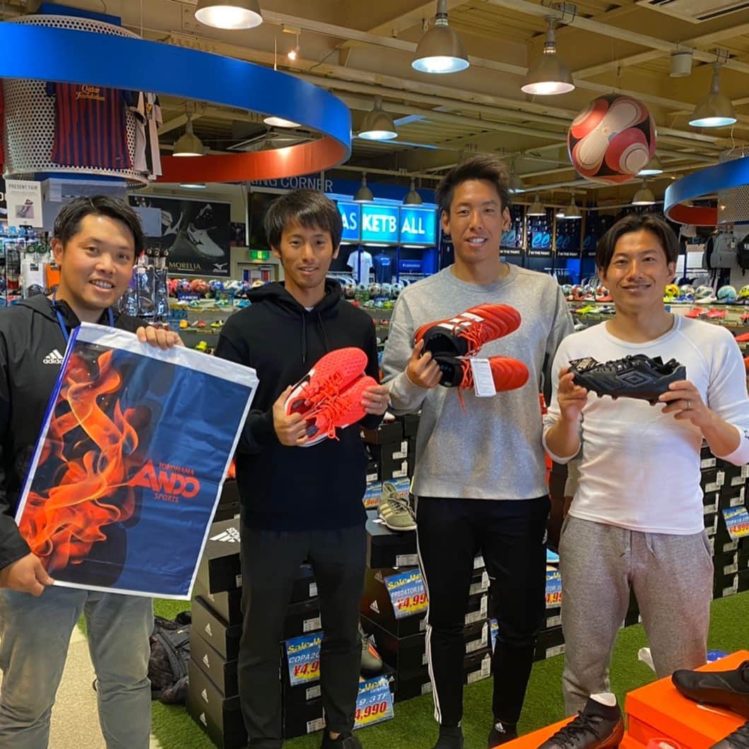 のインスタグラム：「ando sportsさん今年もありがとうございます。 皆さんも是非ando sportsへ！！ #yscc #jリーグ #andosports #安藤スポーツ #感謝」