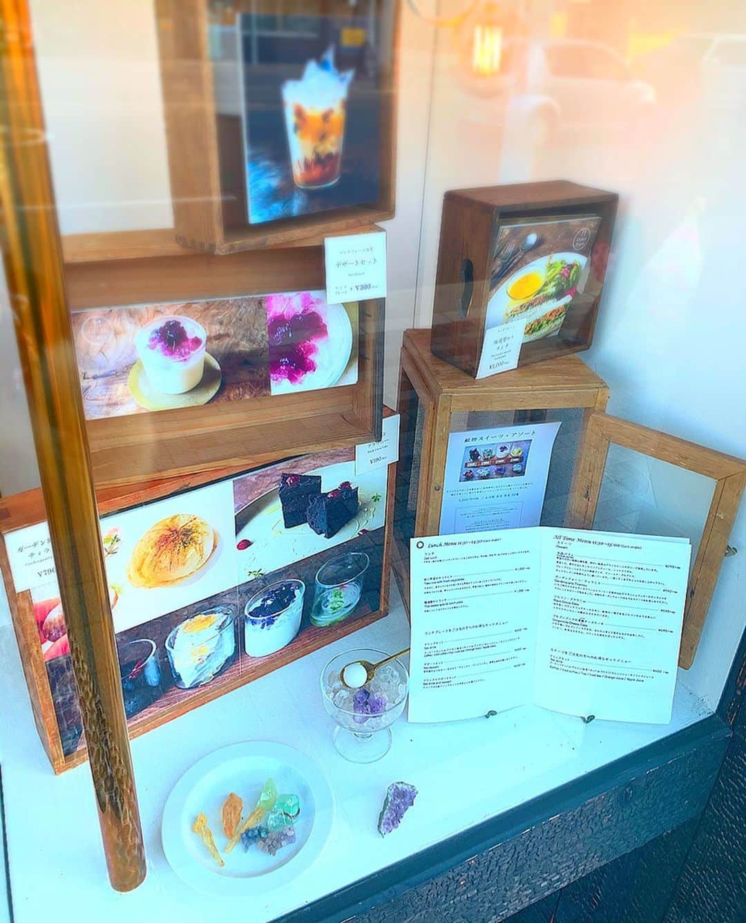 百合華さんのインスタグラム写真 - (百合華Instagram)「京都二条にある『ウサギノネドコカフェ』にて自然の造形美を愛でながらのスイーツタイム💕﻿ ﻿ 見た目もキラキラで可愛らしい期間限定の『苺の水晶パフェ』をチョイスしてみました🍓﻿ ﻿ ゼリーのカッティングがまさに本物の水晶みたいでキュンキュン💓💓💓 ﻿ ﻿ 店内にディスプレイされているキリンの頭蓋骨は必見の価値があると感じられました✨﻿ ﻿ ウニのオブジェは販売もされておられるので購入しようか検討中ww❤️ ﻿ ﻿ #japan﻿ #日本﻿ #kyoto﻿ #京都﻿ #二条﻿ #カフェ﻿ #宿﻿ #ウサギノネドコ ﻿ #ウサギノネドコカフェ ﻿ #水晶﻿ #水晶パフェ﻿ #苺﻿ #期間限定﻿ #キラキラ﻿ #自然の造形美﻿ #骨﻿ #殻﻿ #木の実﻿ #芸術作品﻿ #博物館﻿ #個性的﻿ #感銘﻿ #美食﻿ #美食家﻿ #aumoグルメ﻿」3月5日 16時23分 - yurika.lovelily