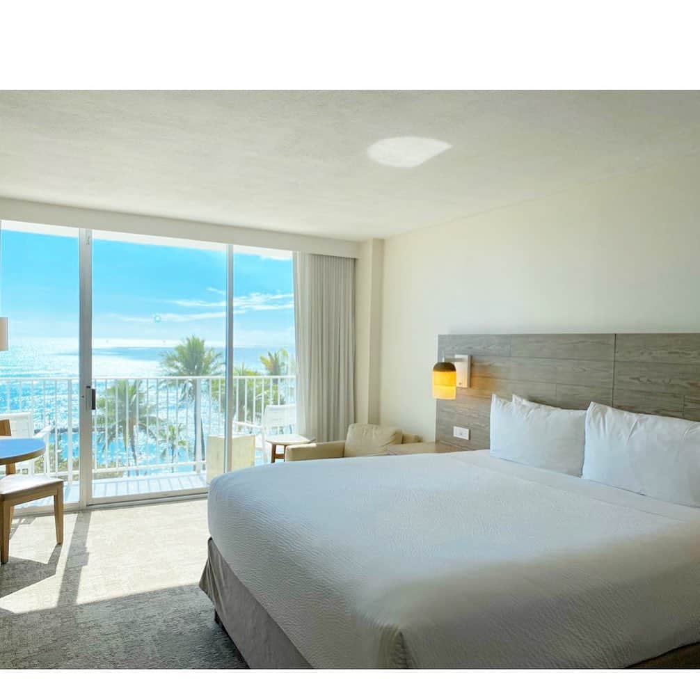 マキ・コニクソンさんのインスタグラム写真 - (マキ・コニクソンInstagram)「今日はAlohilani Resort Waikiki Beachにチェックインしました！ 仕事があるので2泊する事にしたの！家だと片付けしたり何かしらやることあるけどホテルだと余計な事しなくていいから集中できる！👍🏼私はホテルにスティするのが大好き！💕💕Alohilaniは天井が高くて広々としてとっても清潔感がある！シンプルでお洒落で無駄がない今の時代にフィットしてるホテル！フロントのお姉さんの対応がめちゃくちゃ良くて感動しちゃた！😭ホテルはサービスが重要！☝🏼AlohilaniのGMのMattさんとPRのScottさん”イケメン２人”にWelcomeされてご機嫌の私でございます！😆エレベーターに行く途中Malie Organicのお店があって更にご機嫌！😊😊 お部屋のタイプはOcean Frontにしました！ワイキキビーチの真ん前！⛱⛱絶好のロケーション！👍🏼ラナイに座ってずっと海を見ていてられる！時間を1秒たりとも無駄にしないで思いっきり楽しんじゃおっと！🤗 Alohilani Resort Waikiki Beachのリポートをじっくりするね！✍🏻 #alohilaniresort  #ホテル巡り大好き💕💕 #トイレはウォシュレット  #welcomedessertがマカロンだった！ #アミニティはマリエオーガニックス🌺」3月5日 14時55分 - makikonikson