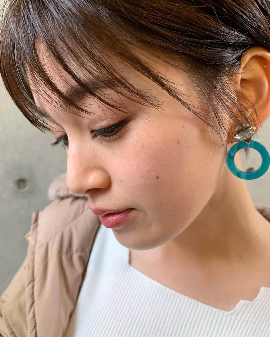 齋藤智奈美のインスタグラム：「1月？2月？の　#IKEカット　✂︎ .  恒例になりつつある、私の後頭部も 載せましたので是非w💕 .  カラーは暗めにしてもらいました！ 前髪の透け具合も最高*\(^o^)/* いつもありがとうございます✌🏻 . antiのシャンプーがとてもいいから 皆様に紹介しようかと思ってるけど 頑張って更新します😂  ____ @hiromasaikeda  @anti_antiworld  @perm_anti  #ショートヘア」