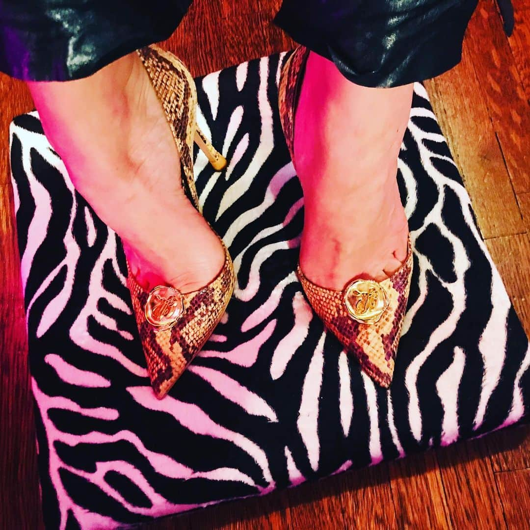 ジュノー・テンプルのインスタグラム：「@taylorandthomas_la shoes so good I could eat them 💘」