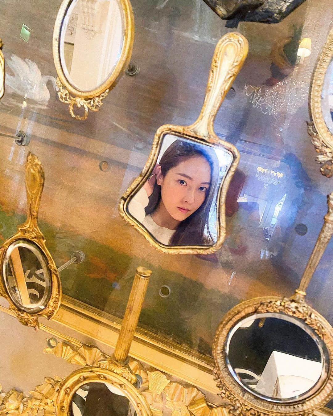 ジェシカ さんのインスタグラム写真 - (ジェシカ Instagram)「Mirror, mirror on the wall💎✨ @lemeuriceparis #dcmoments」3月5日 15時14分 - jessica.syj