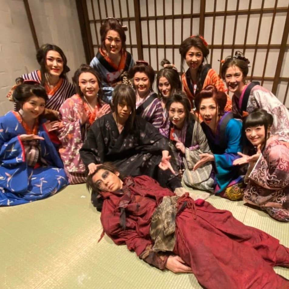 熊谷彩春さんのインスタグラム写真 - (熊谷彩春Instagram)「・ 『天保十二年のシェイクスピア』千秋楽 ー アメブロを更新しました https://ameblo.jp/iroha-kumagai/entry-12579775720.html ・ 今日は本来なら、大阪公演の初日。 せっかくなので、インスタに載せていなかった、天保のお写真たちを…📸🌸🎴 ・ #天保十二年のシェイクスピア #日生劇場 #お冬と王次📸 #浦井健治 さん #おさちとお光双子ショット📸 #お光と女郎📸 #唯月ふうか さん #佐吉と浮舟太夫📸 #木内健人 さん #三世次と王次と三姉妹と女郎ーず📸 #高橋一生 さん #浦井健治 さん #唯月ふうか さん #樹里咲穂 さん #土井ケイト さん #福田えり さん #鈴木結加里 さん #可知寛子 さん #武者真由 さん #森加織 さん #白木美貴子 さん #般若愛美 さん #熊谷彩春 #2幕のお冬📸 #もしもシェイクスピアがいなかったら📸 #稽古場での集合写真📸 #ありがとうお冬 #ありがとう浮舟太夫」3月5日 15時22分 - iroha_kumagai