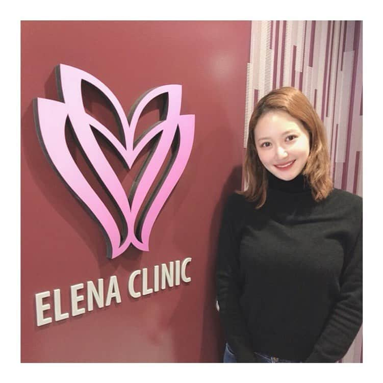 葉月ゆめさんのインスタグラム写真 - (葉月ゆめInstagram)「@elena__clinic にて シャインニードルを受けました 💉 季節的に乾燥が気になるので 今回の薬剤はヒアルロン酸を選びました。 わたし自身気になっていた今大人気の美容医療です ♡ ・ ・ 肌に小さな穴をたくさん開けるので 麻酔をしていても結構痛いだろうな〜と 思っていたものの 痛みもなくウトウトするくらい心地よかったです。笑 (ストーリーにその様子upしました！) 術後は赤みが出たものの 翌日には赤みも消えて肌にハリとツヤを感じました ✨ ざらざら感も特に感じなかったです。 そして先生やスタッフの皆さまが とても丁寧で素敵でした！ありがとうございました 🌼 ・ もともと美容が一番の趣味で 常にアンテナを張り巡らせていますが歳を重ねるたびに すべきケア しなくてもよいケアというものを より意識するようになりました。 内側からも外側からもアプローチしていくことが理想！ わたしは気になるものは どんどん自分で試していくタイプです ✨ #beauty #skincare #elenaclinic #エレナクリニック #ヒアルロン酸 #ダーマペン4 #水光肌 #美肌 #ツヤ肌 #美容クリニック #美容皮膚科 #美活 #肌活 #新宿」3月5日 15時24分 - yume_hazuki