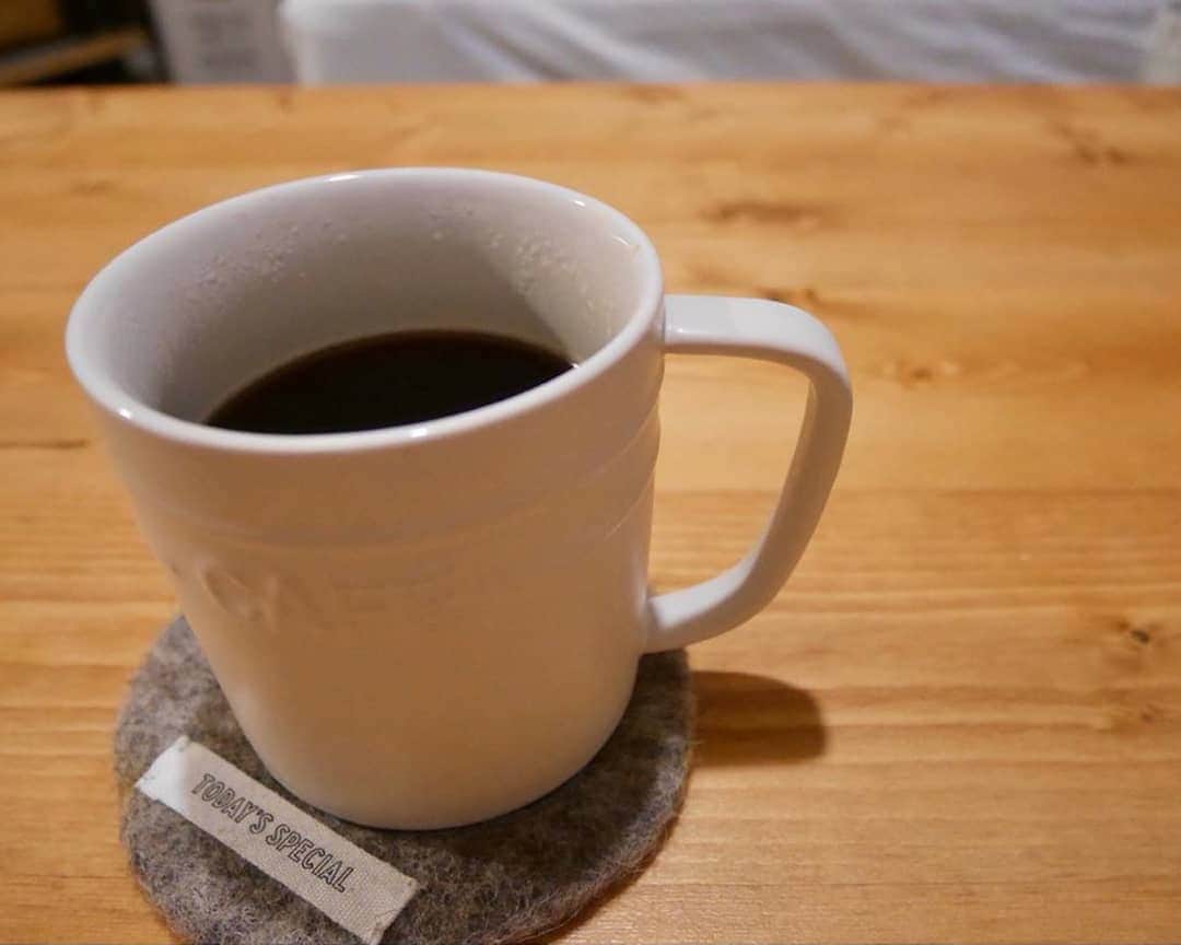 フレシャス公式(FRECIOUS) さんのインスタグラム写真 - (フレシャス公式(FRECIOUS) Instagram)「#スラットプラスカフェ は、 お一人暮らしの方にも人気☺️ . 忙しい朝にも、少し疲れた夜にも。 . おいしいコーヒーを ウォーターサーバーで楽しめます🎶 . seri._.roomさま、ご投稿ありがとうございました✨ . ─────────────── フレシャス公式Instagram★ フォローはこちらから♪ ↓　↓　↓ @frecious_official ─────────────── .  #Repost @seri._.room • • • • • • . . . こんばんは☺︎ じゃーん。 真ん中の黒いものは、ウォーターサーバー。( @frecious_official ) ウォーターサーバー、めちゃめちゃ便利😂 とりあえず朝起きてボタン押すだけですぐにお白湯が飲めるし、 この機種はなんと！ コーヒーやお茶、紅茶も楽しめる！！ 忙しい朝、ハンドドリップせんでもコーヒー飲める幸せ🥺✨ コーヒーおとしてる動画、ストーリーあげます👌🏻 ウォーターサーバーいいなーいいなー😂 . . . #フレシャス#ウォーターサーバー#ドリップコーヒー#frecious#インテリア好きな人と繋がりたい #無印良品  #一人暮らし部屋#ひとり暮らし #一人暮らし #一人暮らしインテリア #丁寧な暮らし #賃貸インテリア #myroom #デザルーム #間接照明 #and_myroom #ドライフラワーのある暮らし #ナチュラルインテリア #女子部屋 #雑貨 #メイクマイルーム #インマイルーム #myroom #グリーンのある暮らし #暮らしを楽しむ #ひとり暮らしインテリア #ワンルーム」3月5日 15時30分 - frecious_official