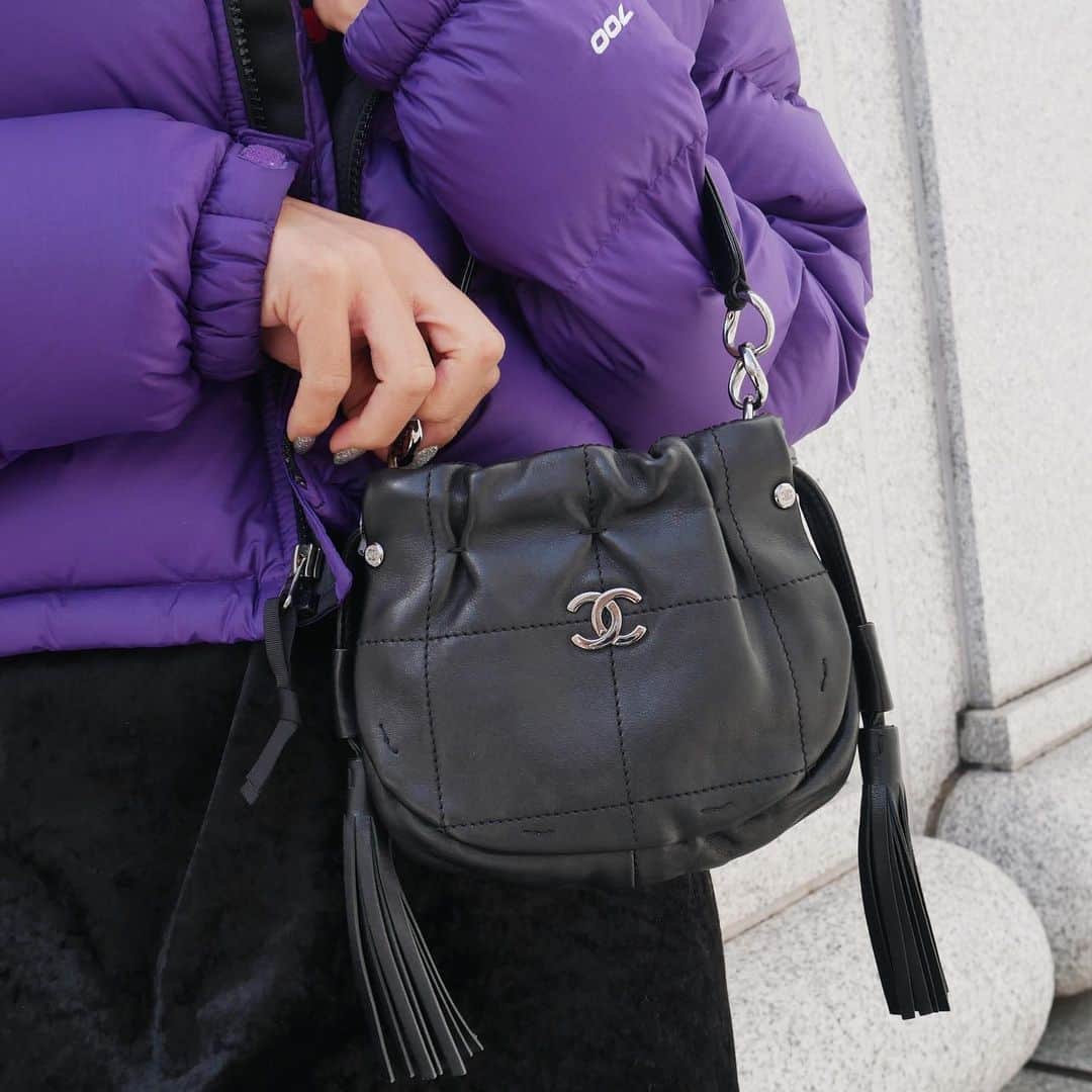 Vintage Brand Boutique AMOREさんのインスタグラム写真 - (Vintage Brand Boutique AMOREInstagram)「Vintage Chanel fringe hand bag. ▶︎Free Shipping Worldwide✈️ ≫≫≫ DM for more information 📩 info@amorevintagetokyo.com #AMOREvintage #AMORETOKYO #tokyo #Omotesando #Aoyama #harajuku #vintage #vintageshop #ヴィンテージ #ヴィンテージショップ #アモーレ #アモーレトーキョー #表参道 #青山 #原宿#東京 #chanel #chanelvintage #vintagechanel #ヴィンテージ #シャネル #ヴィンテージシャネル」3月5日 15時41分 - amore_tokyo