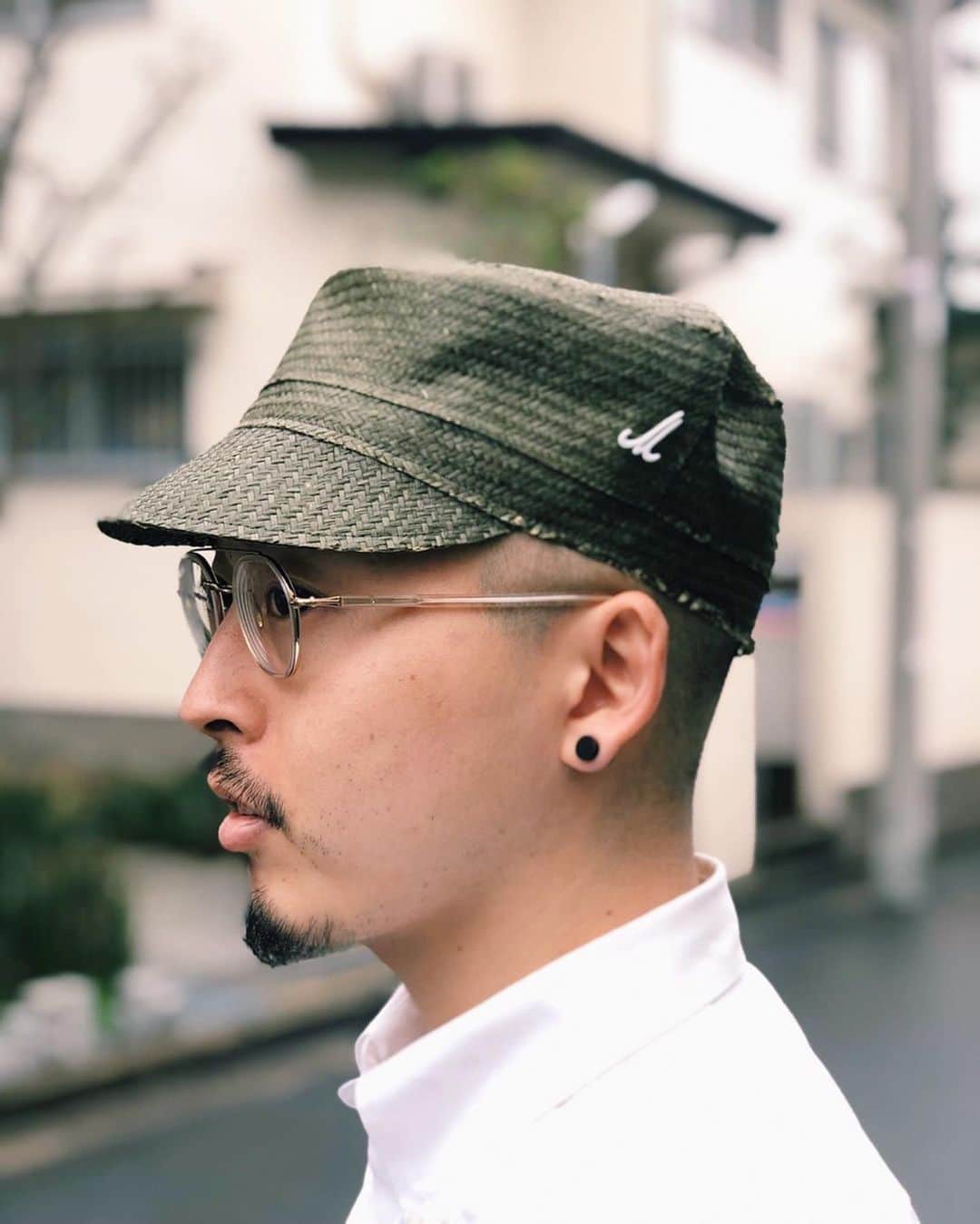 のインスタグラム：「Today's SNAP Daikanyama: Matsuo #daikanyamamatsuo  #eyewear @ayame_id  #staffsnap  #staffphoto #store @globespecs_official  #opticalstore  #ootd  #snap 【ミュールバウアーのカスタムオーダーイベント開催のお知らせ】 ウィーンの創業117年、老舗帽子ブランド・ミュールバウアーのカスタムオーダーイベントを開催いたします。スタイル・素材・色・装飾・サイズを選んで自分だけのオリジナルの帽子をご購入いただけます。ミュールバウアーの伝統的なハンドメイドの手法を用いて作られ、上質な素材で細部にまでこだわったクラシックな帽子は、かぶる人の存在をより優雅にしてくれます。  今季のテーマは「Viennese Style：ウィーン・スタイル」 ヨーロッパの中央に位置し、フランス、ドイツ、東欧などから多様な文化、アート、食などの影響を受け混ざり合い、更に昇華していったウィーンの文化やスタイルはその多面性が魅力です。今回のミュールバウアーはその多面的なウィーンの魅力を表現するために「シンプルさと絢爛さ」、「煌めきと燻し」、「喧騒と静寂」、など多面性を織り交ぜたウィーンらしいスタイルを提案しています。 スタイル・素材・色・装飾・サイズを選んで自分だけのオリジナルメイドの帽子を作れる貴重な機会です。新作、定番を合わせておよそ90型をご用意して皆さまのお越しをお待ちしております。  開催日時：2020年3月14日（土）グローブスペックス 渋谷店 2020年3月15日（日）グローブスペックス 代官山店  当日6回のセッションを行い、予約制となります。 ご予約は渋谷店：03-5459-8377,代官山店：03-5459-3645へ ※ なおコロナウイルスの広がりを受けて、通常のイベント時よりも少ない定員で各セッションの予約の制限させていただきますこと、ご了承下さい。  #muehlbauer  #event @muehlbauer_hats  #globespecsshibuya  #globespecsdaikanyama  @globespecs_official」