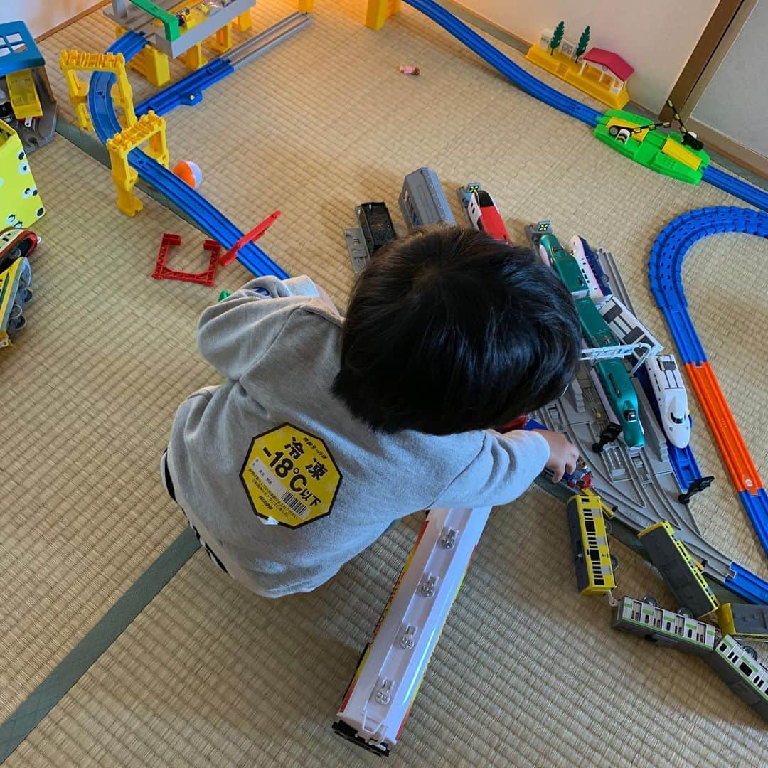 氷浦紫さんのインスタグラム写真 - (氷浦紫Instagram)「いたずらしちゃった笑  #落合シェフのハンバーグ  届いた〜✨ #ハンバーグ大好き#labettola #2歳男の子#冷凍マイナス18度#ママのいたずらシリーズ」3月5日 16時08分 - yukalihiula