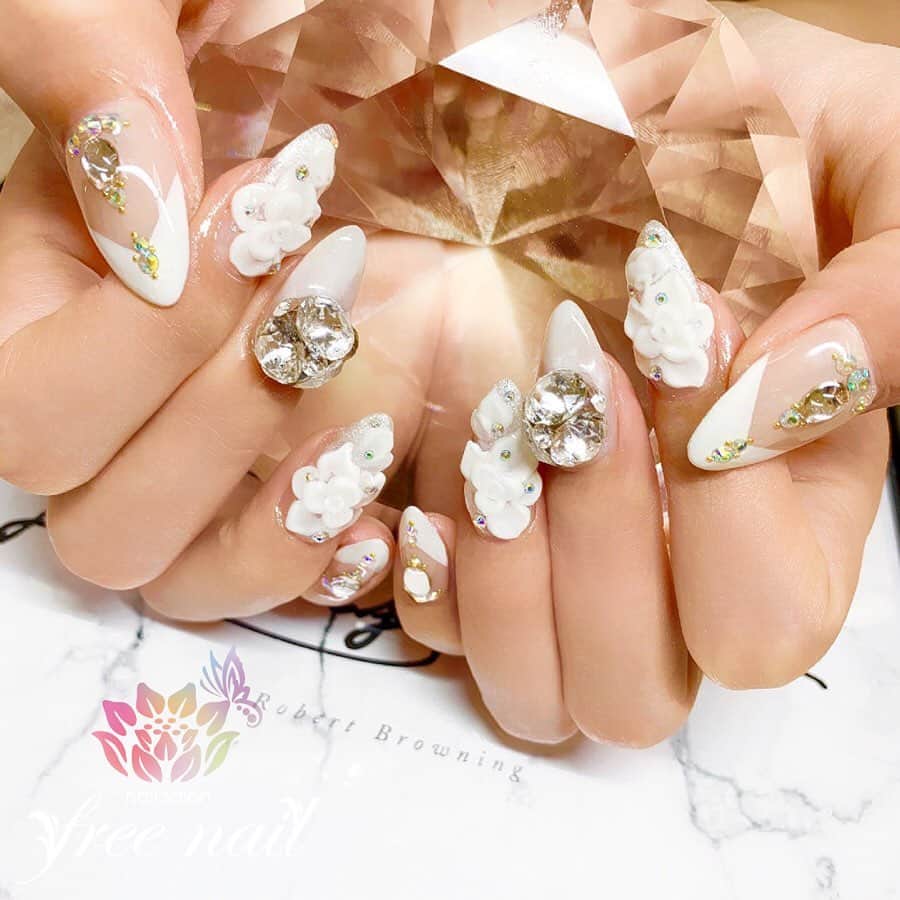 free nail フリーネイルのインスタグラム：「. お客様ネイル💅🏻❄️ . ブライダルネイル👰🏻💍 . 華やかでお上品に💒💐💗 . おめでとうございます☺️👏🏻 . スワイプして動画も見てね⇨☝︎🎬✨ . ご来店ありがとうございました🙇🏻‍♀️🙇🏻‍♀️🙇🏻‍♀️💗 . #ネイルアート #ジェルネイル #ネイルサロン #大阪ネイルサロン #ネイルデザイン #ネイルチェンジ #フラワーネイル #3dネイル #フレンチネイル #ビジューネイル #ブライダルネイル #ロングネイル #デザインネイル #トレンドネイル #シンプルネイル #上品ネイル #春ネイル #springnails #nailsart #nailsdid #美甲 #日式美甲 #日式美甲胶 #日本美甲师 #日本美甲老师 #美甲上课 #日本胶 #フリーネイル #freenail」