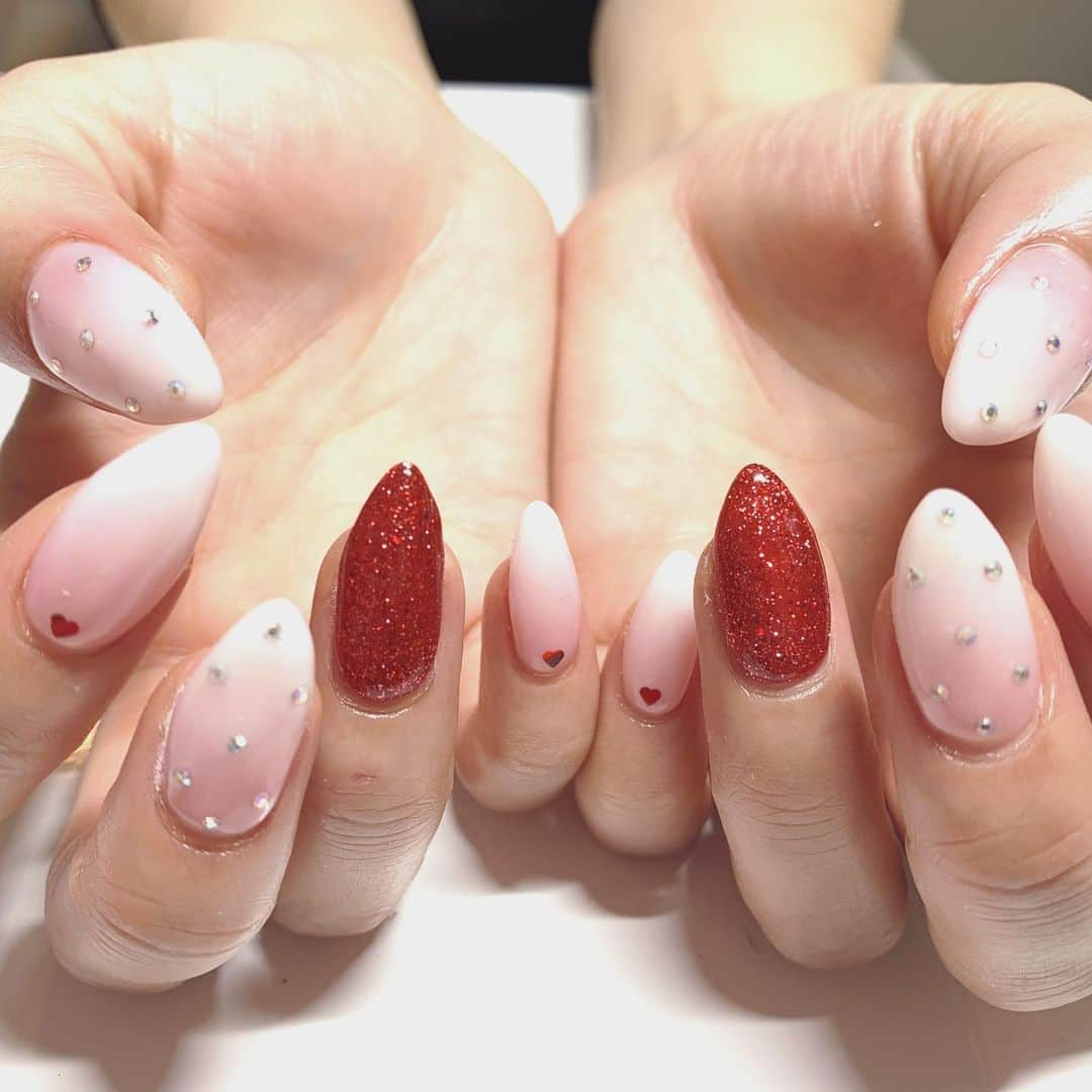 一色亜莉沙さんのインスタグラム写真 - (一色亜莉沙Instagram)「うんっ、好きなネイル💅 #白グラデーションネイル #ウェディングネイル #迷ったらこれ #春ネイル #ハートネイル #渋谷ネイル #japanesegirl #青髪」3月5日 7時47分 - arisa_isshiki