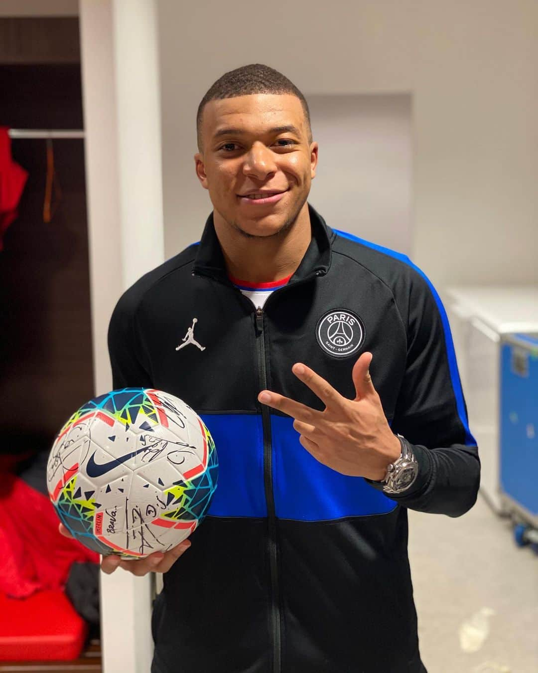 キリアン・エムバペさんのインスタグラム写真 - (キリアン・エムバペInstagram)「⚽️⚽️⚽️... RDV au Stade de France, FINALE !!! My TEAM ❤️ @psg」3月5日 8時02分 - k.mbappe