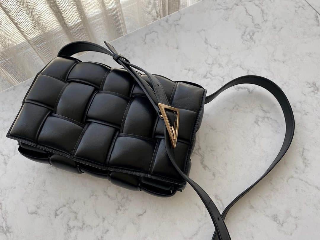 大塚良子のインスタグラム：「New black Essential❤︎ @bottegaveneta  #NewBottega #bottegaveneta #DanielLee  #bottegavenetabag」