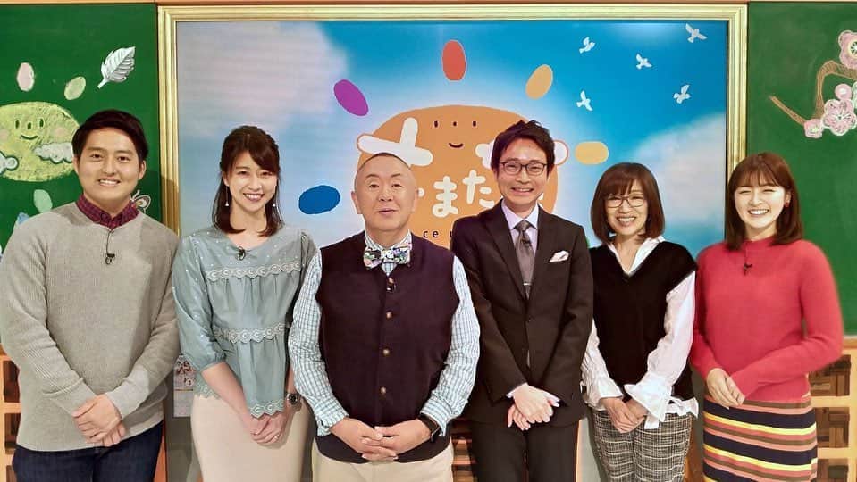 中村秀香のインスタグラム：「今朝の #すまたん！ ゲストは #松村邦洋 さんでした😊 .  本番はもちろんのこと、CM中も沢山のモノマネやトークでスタジオを盛り上げて下さりました😆✨ .  最後の記念撮影の最中も ずっとモノマネをし続けて下さり！ みんな笑顔の、素敵な写真が出来あがりました☺️ .  明日も #すまたん！エンタメ担当です。よろしくお願い致します！」
