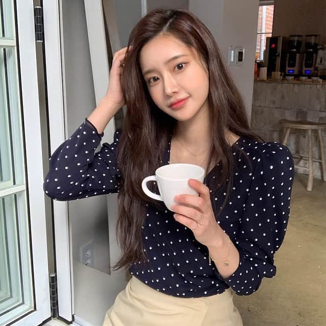 Chuuのインスタグラム：「문의 많이 주셨던 [멜로 랩셔링 blouse] 요 블라우스도 업뎃되었어요!🖤🤍🖤🤍」