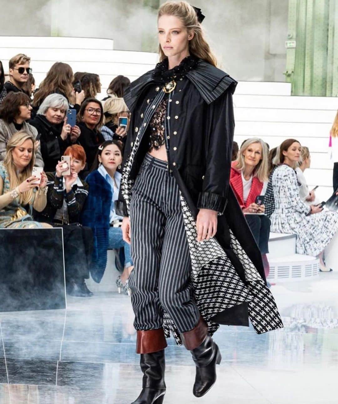 アビー・チャンピオンのインスタグラム：「Ending fashion week with @chanelofficial outfit of my dreams 😇 thank you @virginieviard @aurelieduclos」