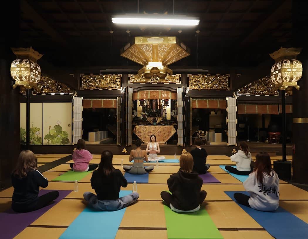 香川沙耶さんのインスタグラム写真 - (香川沙耶Instagram)「#naturalbeautycamp 2日目！ 最終日のスタートは神聖な場所でYogaしました🧘🏽‍♀️ 今朝、雪降るくらい冷えていたけど 身体動かしてポカポカあったかくなりました🤲🏽🔥 運動して、しっかり朝ごはん食べたら 今日も素敵な一日のはじまり🥰 #yoga #JR西日本  #瀬戸内パレット #ナチュラルビューティーキャンプ」3月5日 10時08分 - saya.kagawa